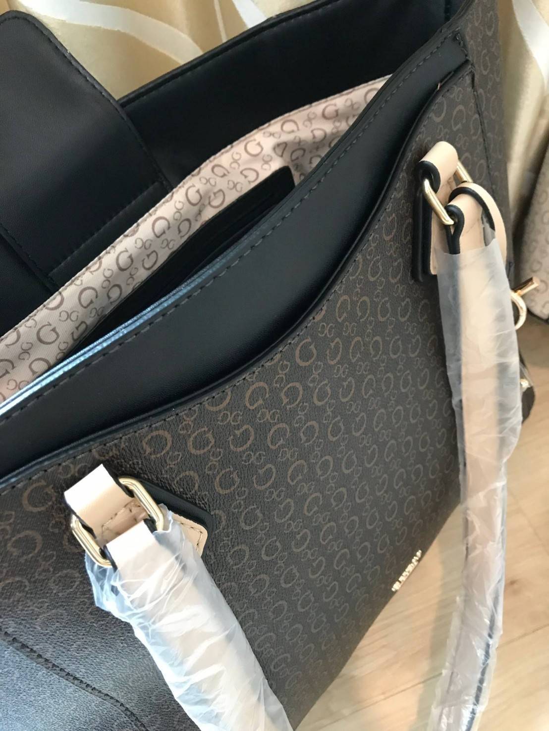 GUESS Factory Women's Diem Logo-Print Tote กระเป๋าถือหรือสะพายไหล่ ใบใหญ่ pu. เนื้อดี ลายแบรนด์ รอบใบ พร้อมพวงกุญแบรนด์ ภายในแบ่งช่องเป็นสัดส่วน จุได้เยอะ ใส่ A4 ได้ หูหิ้วสะพ่ยไหล่ได้ค่ะ