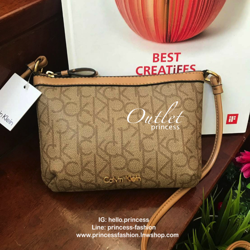 Calvin klein mini crossbodyBag กระเป๋าสะพายทรงครอสบอดี้ มีลายแบรนด์เป็นซิกเนเจอร์รอบใบทั้งภายในและภายนอก เปิดปิดด้วยซิปเดียวใช้งานง่าย ใบมินิน่ารัก ใส่ธนบัตร บัตรต่างๆ เครื่องสำอางค์ของจุกจิกได้ ต้องมีสะพาย นับเป็นตัวเลือกที่น่าสนใจสำหรับคนที่กำลังมองหากร