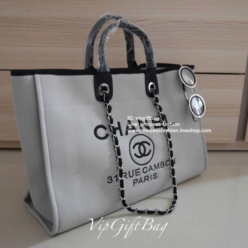 Chanel tote canvas bag จากงานพรีเมี่ยม VIP GIFT รุ่นดังเลยค้า Size ใหญ่อลัง บอกเลยว่า *งานดีที่สุด ตัวกระเป๋า กระเป๋าผ้าเป็นผ้า canvas เนื้อดีสมราคา สัมผัส นุ่มลื่นมือมากกกก อะไหล่เงินปั้มแบรนด์แท้ทั้งใบ ด้านหน้าปัก logo แบรนด์สุดหรู จุของได้เยอะมากก มีช่