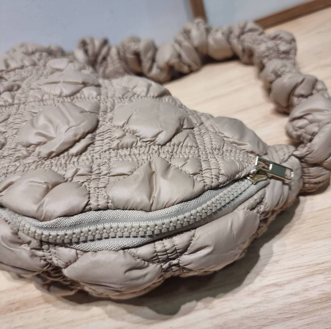 Carlyn cozy bag / Carlyn glaze bag 13 สีพร้อมส่ง อีกหนึ่งคอลเด็ด ที่ฮิตแบบฉุดไม่อยู่ กับไอเท็มนุ่มนิ่มจากเกาหลี พร้อมสีใหม่ล่าสุด กระเป๋าสะพายก้อนเมฆสุดเก๋ ที่สามารถใช้ได้หลากหลาย