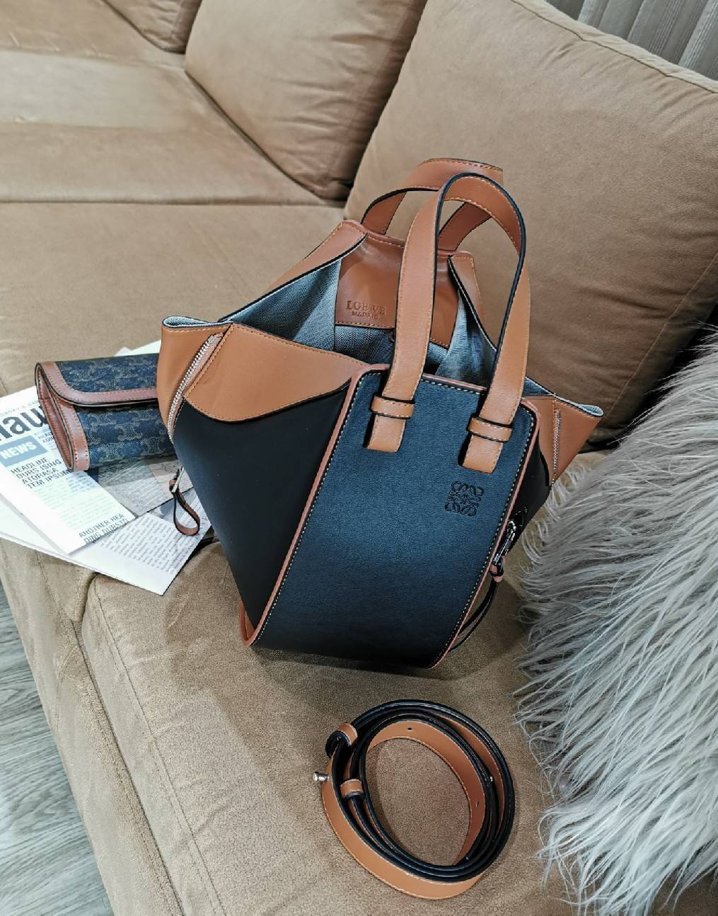 LOEWE HANDLE & SHOULDER BAG VIP GIFT WITH PURCHASE (GWP) กระเป๋าถือหรือสะพายหนังแท้พรีเมี่ยมกิ๊ฟ Limited จาก LOEWE PERFUME DUTYFREE รุ่น Rare items สุดๆวัสดุหนังแท้ Calfskin หนังสวยดีไซน์มีเอกลักษณ์ ใบใหญ่กำลังดี น้ำหนักเบา ด้านข้างมีซิปปรับขยายได้หลายทรง