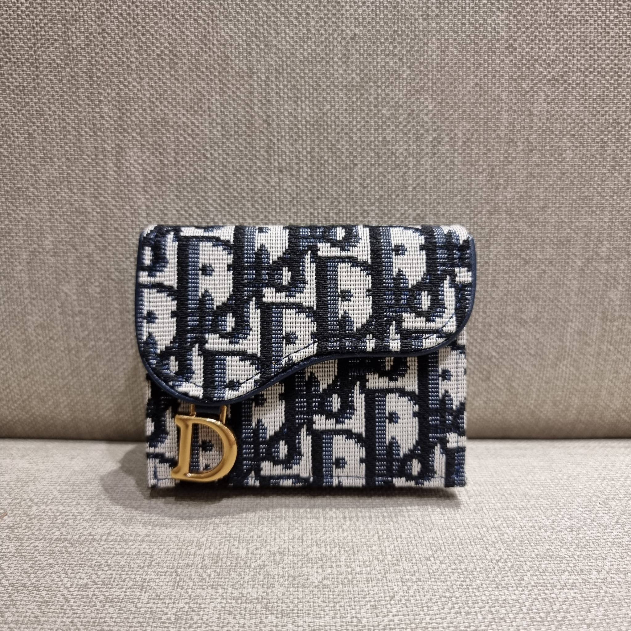 VIP 】CD MULTI WALLET WITH GWP กระเป๋าสตางค์ขนาดเหมาะมือ กะทัดรัดไม่กินพื้นที่ พรีเมี่ยมกิ๊ฟจากเคาน์เตอร์ ดีไซน์แบบพับ ใช้งานง่าย น่ารักน่าใช้จริงๆ วัสดุผ้าแคนวาสปักลาย สลับหนังแท้ภายใน ภายในมีช่องใส่บัตร ใส่ธนบัตรได้ สะดวกใช้มากๆ มาพร้อม box set ในราคาที่