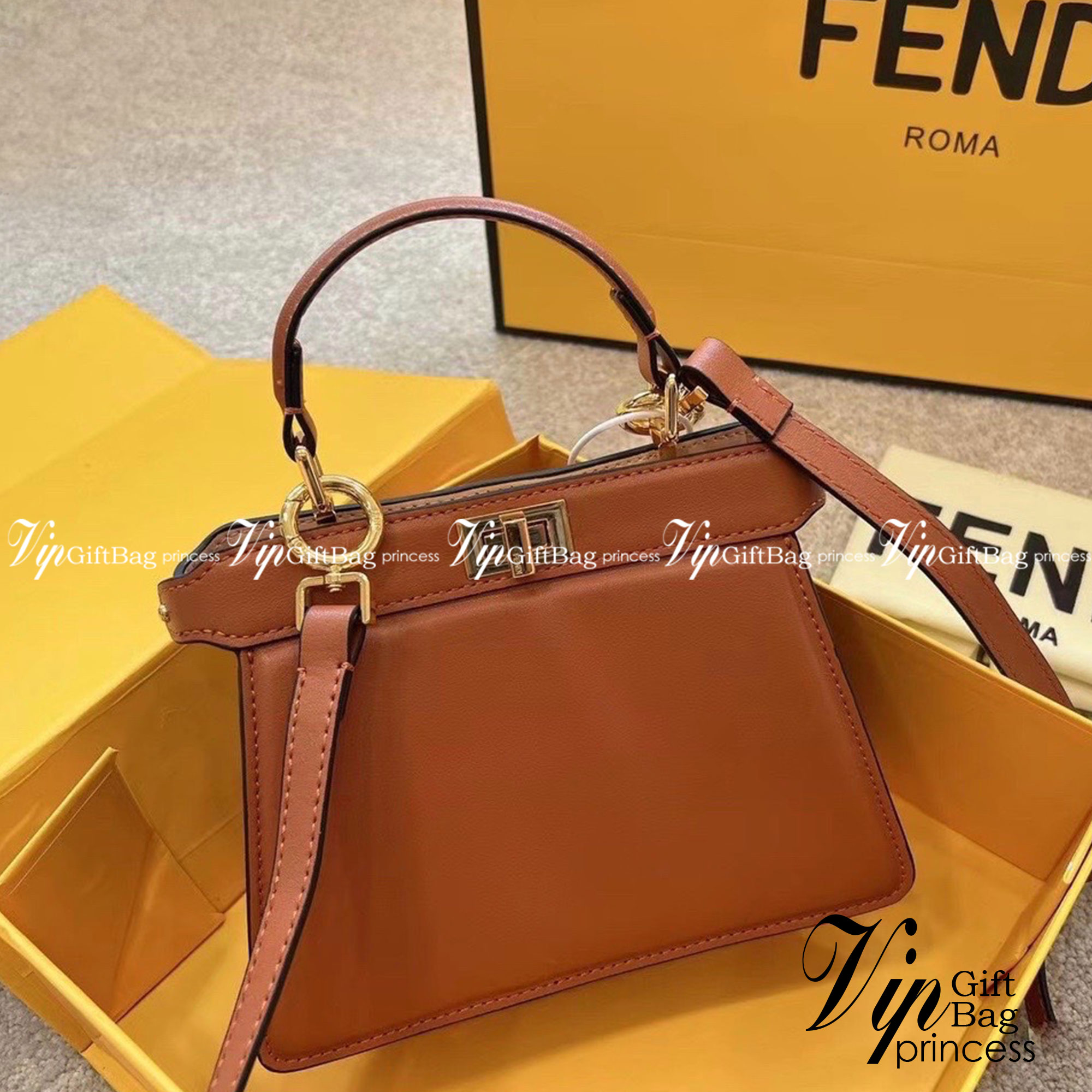 FENDI peekaboo 20cm เกระเป๋าสะพายเฟนดิ คลาสสิกตามแบบฉบับแบรนด์ สวยไฮโซมากแม่ สุดฮิตรุ่น Peekaboo ขนาดกำลังดีหนังเรียบสีพื้นมาใหม่ สวยหรูดูไฮโซ มาพร้อมสายสะพายยาวถอดออกถือได้ วัสดุคุณภาพอย่างดี ขนาดกะทัดรัดและดีไซน์ที่เรียบหรู