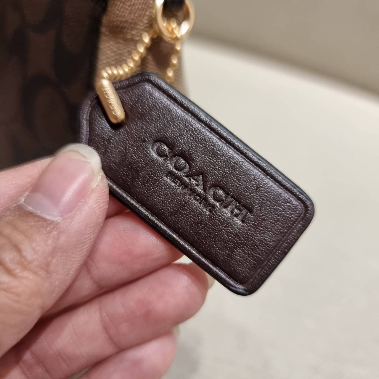 COACH C7264 C6823 C6817 JES BAGUETTE IN SIGNATURE CANVAS คอลเลคชั่นใหม่ล่าสุด พร้อมเสิร์ฟความสวยถึงบ้านเช่นเคย!! กระเป๋าสะพายทรงบาแกตต์ ดีไซน์ย้อนยุค ที่แอบแฝงความเรียบหรูดูแพงอยู่ในตัว โดดเด่นด้วยสายสะพายเส้นใหญ่ โทนสีคอนทราส ทำให้ไอเท็มนี้ดูมีลูกเล่นมาก