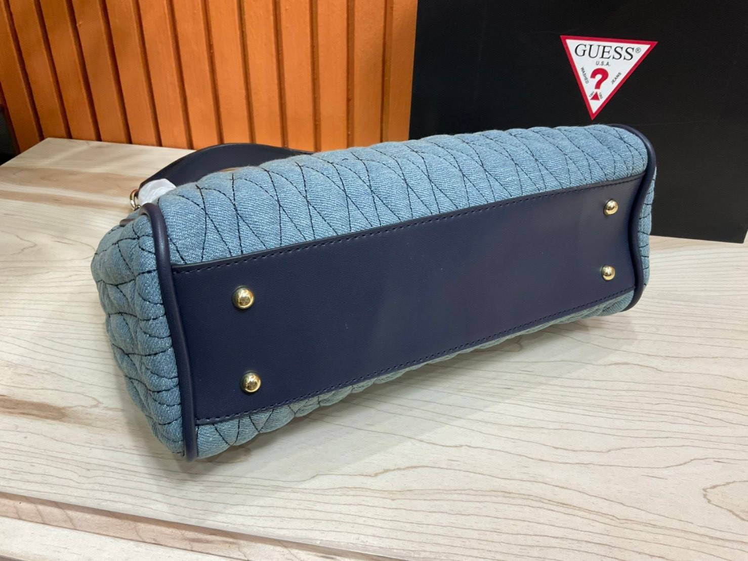 GUESS CROSSBODY BAG กระเป๋าถือหรือสะพาย ขนาดกำลังดี วัสดุ pu. faux leather หนังนิ่ม นุ่มมาก สวยอยู่ทรง มาพร้อมพวงกุญแจน่ารักๆ ถอดออกได้ ด้านหน้าประดับโลโก้แบรนด์