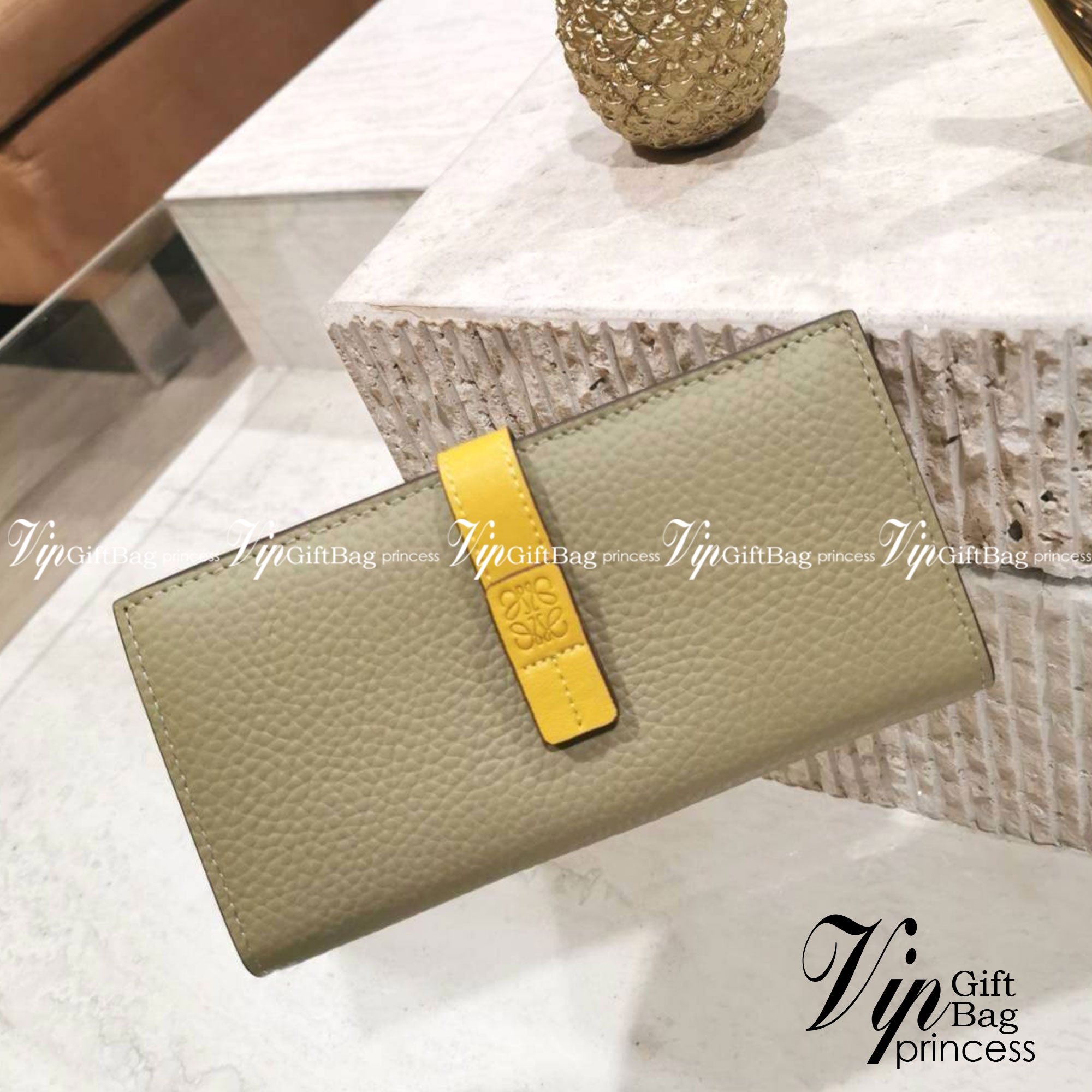 LOEWE LONG WALLET BAG วัสดุหนังแท้เทคเจอร์สวยอยู่ทรงปั้มโลโก้แบรนด์ด้านหน้าเปิดปิดด้วยกระดุม ภายในมีช่องใส่ธนบัตรหลายช่อง ช่องหลักสามารถใส่มือถือได้ มีช่องซิปใส่เหรียญ ช่องใส่ธนบัตรใส่แบงก์พันได้ สวยน่าใช้ พร้อมส่งที่ไทยสุดคุ้มห้ามพลาด!