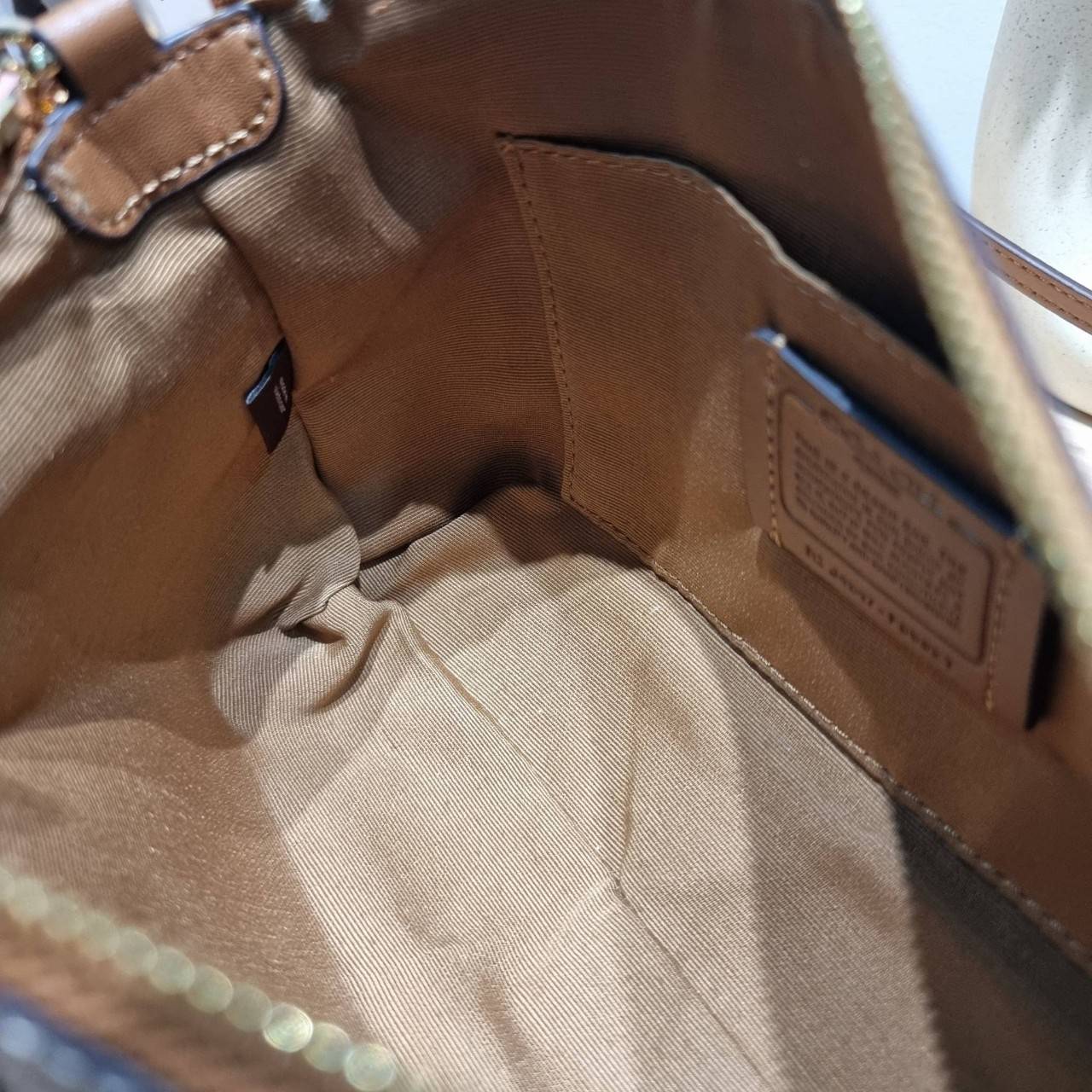 COACH F58321 TOP HANDLE POUCH คอลเลคชั่นสุดฮิต กับดีไซน์ใหม่ น่ารักน่าใช้ทุกแบบ กระเป๋าพอชทรงใช้งานง่าย สะดวก กะทัดรัด วัสดุหนังแคนวาสเคลือบคุณภาพ มาพร้อมสายคล้องในตัว และสายสะพาย crossbody ปรับเปลี่ยนได้ตามสไตล์ อีกหนึ่งไอเท็มที่สาวๆต้องมี ในราคาสุดคุ้ม 