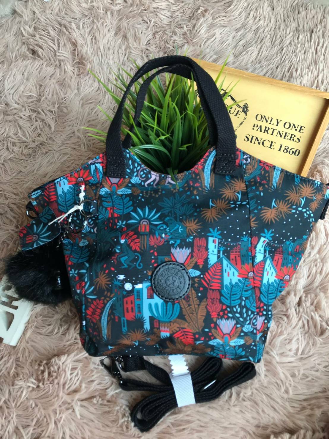 Kipling Small Cross-Body Bag รุ่นMayday อีกหนึ่งคอลเลคชั่นที่น่าสนใจ ขนาดกำลังพอดี น้ำหนักเบา เปิดปิดด้วยซิปเดียว ภายในใส่มินิไอแพค กระเป๋าสตางค์ หรือของใช้จุกจิกได้เยอะเพิ่มสายสะพายปรับสั้นยาวและถอดออกได้ ประดับด้วยลิงเป็นสัญลักษณ์ น่ารักใสๆอีกหนึ่งรุ่นท