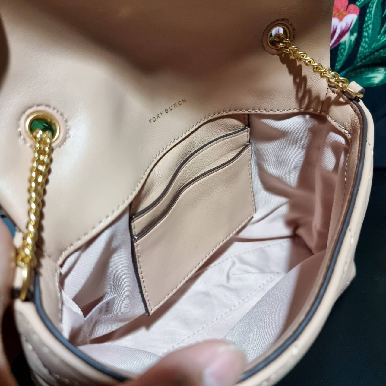 TORY BURCH KIRA CHEVRON EMBELLISHED LOGO MINI BAG ตามคำเรียกร้องจ้า!! ไซส์มินิ สะดวกใช้ พกพาง่าย สไตล์คุณหนู!! กระเป๋าสะพายข้าง ดีไซน์ทรงคลาสสิค โดดเด่นด้วยโลโก้ดีไซน์ประดับเม็ดสี เพิ่มมูลค่าและดึงดูดสายตามากขึ้น วัสดุหนังแกะ สัมผัสนิ่มมือ เปิด-ปิดด้วยกระ