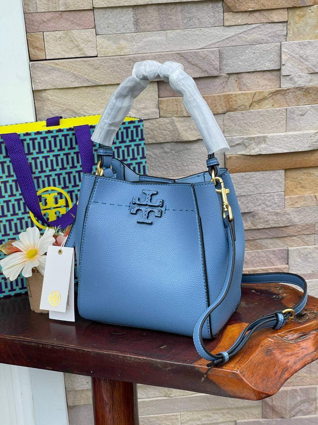 TORY BURCH McGraw Small Bucket Bag ดีไซน์ทรงตะกร้าแสนน่ารัก ดีเทลสะดุดตา รูปทรงจดจำง่าย สาว ๆ คนไหนที่เบื่อกระเป๋าถือทรงเดิม ๆ ลองมาดู Collection นี้กันดีกว่าค่ะ