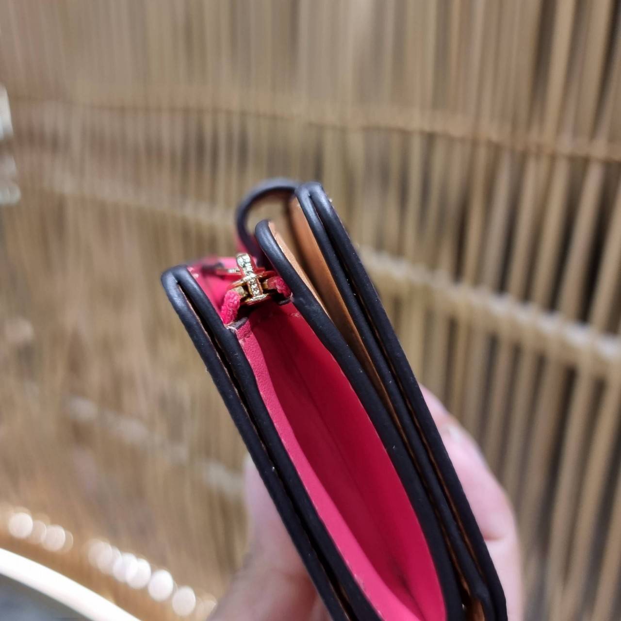 COACH C0082 MEDIUM CORNER ZIP WALLET IN SIGNATURE CANVAS ดีไซน์ใหม่ล่าสุด!! กระเป๋าสตางค์ใบกลาง 👛 ขนาดกำลังเหมาะมือ วัสดุหนังแคนวาสเคลือบลาย ดูแลรักษาง่าย มีช่องใส่บัตรและธนบัตรครบ และช่องซิปแยกไว้ใส่เหรียญ ครบเซ็ทแบบนี้เหมาะส่งต่อเป็นของขวัญที่สุ