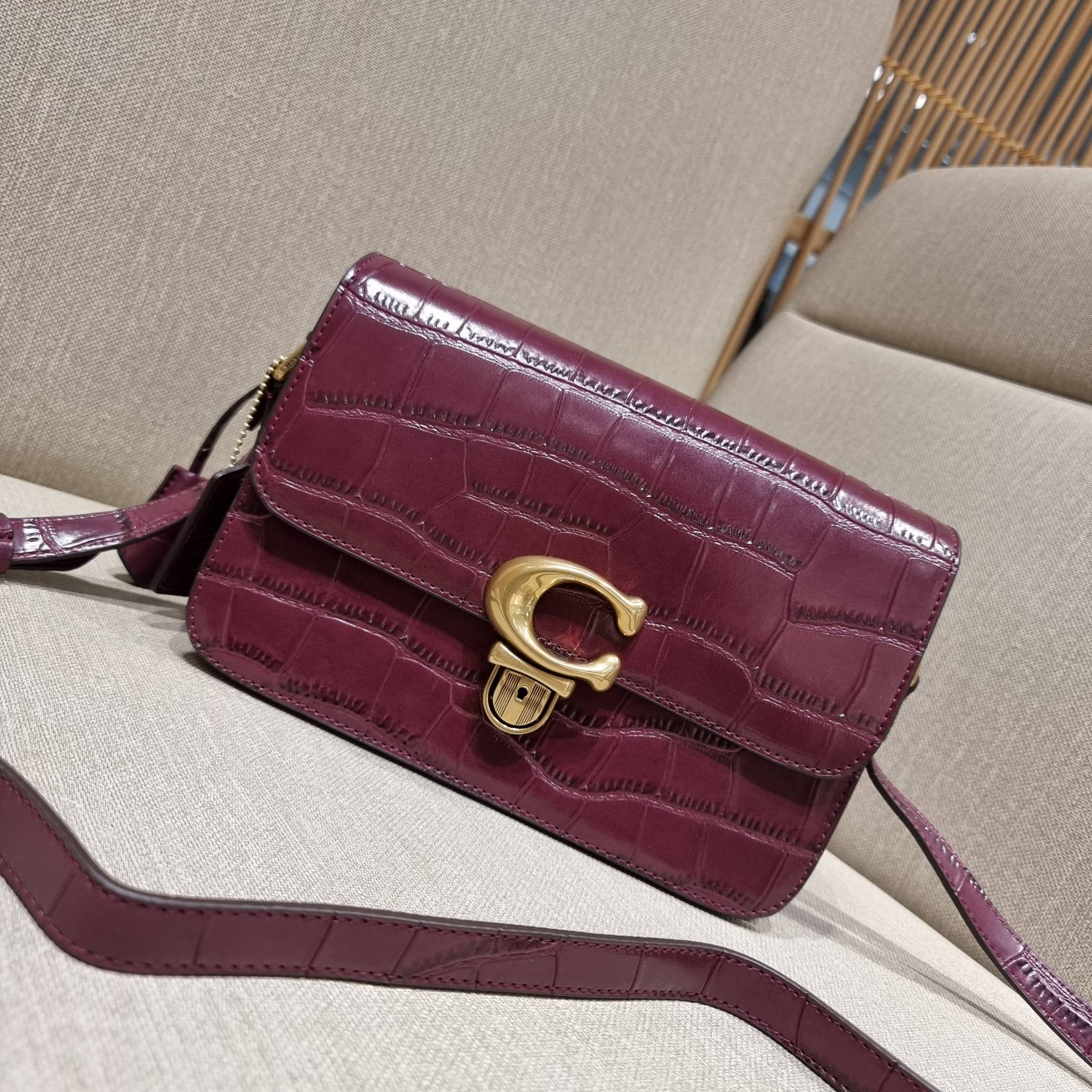 OUTLET 】COACH STUDIO SHOULDER BAG IN SIGNATURE CANVAS (C6639 C6640) สีใหม่รับความเฮง กับคอลเลคชั่นใหม่สุดอีกหนึ่ง!! มาแบบเลิศๆหรูๆมากแม่ กระเป๋าสะพายข้างลุคไฮน์ ที่ดีไซน์ออกมาได้ปัง และดูแพงมากๆ ด้วยดีเทลคลาสสิคผสานความเป็นเอกลักษณ์ เรียบง่ายแต่แฝงความมีด