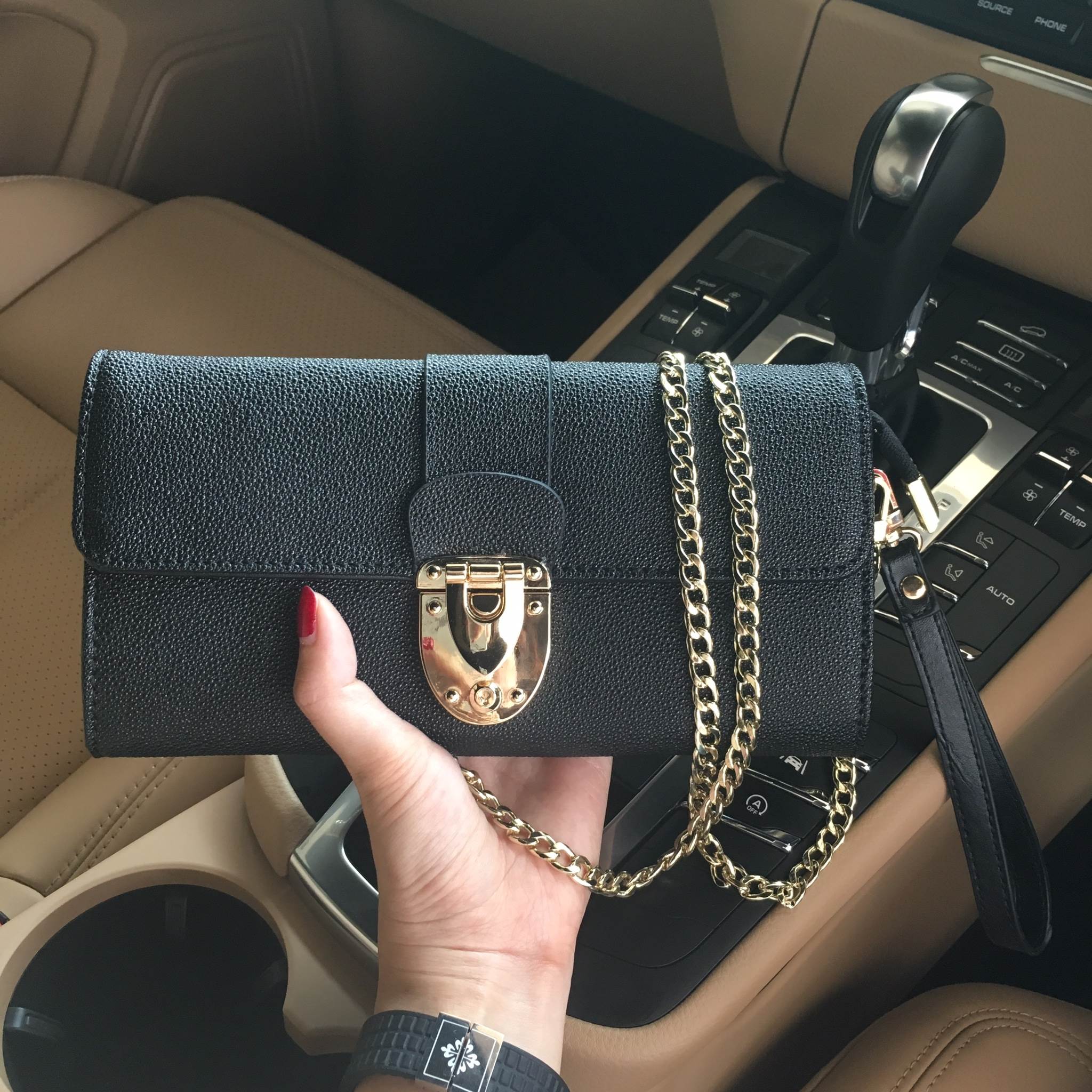 มาใหม่คะ สวยหรู รับเงิน ทางร้าน ได้กระเป๋าสตางค์ 3in1 ถือ / คล้องแขน / สะพายไหล่ได้คะ ใบนี้ อะไหล่สวยมาก ทำให้กระเป๋าดู เลอค่ามากคะ สามารถใช้งานได้หลากหลาย ภายในมีช่องใส่ บัตร ใส่เหรียญหลายช่องคะ สวยรับเงินแน่นอน