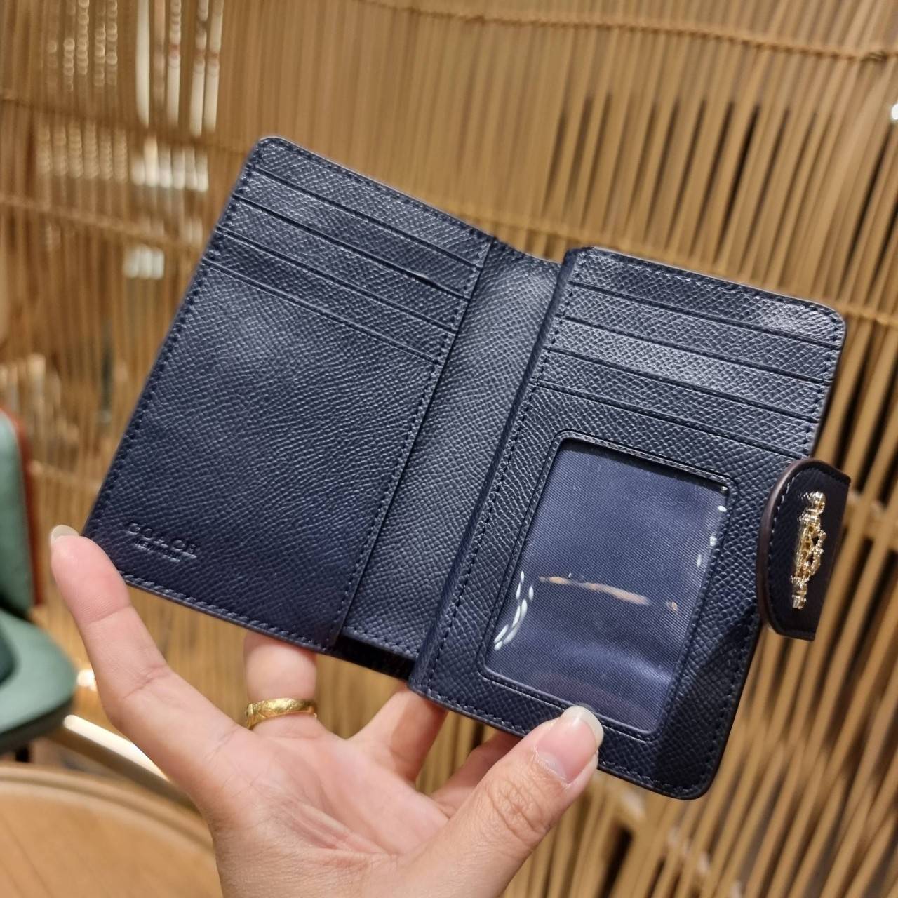 COACH 6390 MEDIUM CORNER ZIP WALLET เดอะเบสท์รุ่นที่สาวๆตามหา!! ดีไซน์ใหม่ สวยสะกด!! กระเป๋าสตางค์ใบกลาง สีคลาสสิค เรียบแต่แฝงความหรู บอกเลยว่ามันละมุนมาก!! ด้วยวัสดุหนัง crossgrain ที่ดูแลรักษาง่าย และยังดูผู้ดี ถือใช้แล้วขับผิวทุกสี ภายในมีช่องใส่บัตรแล