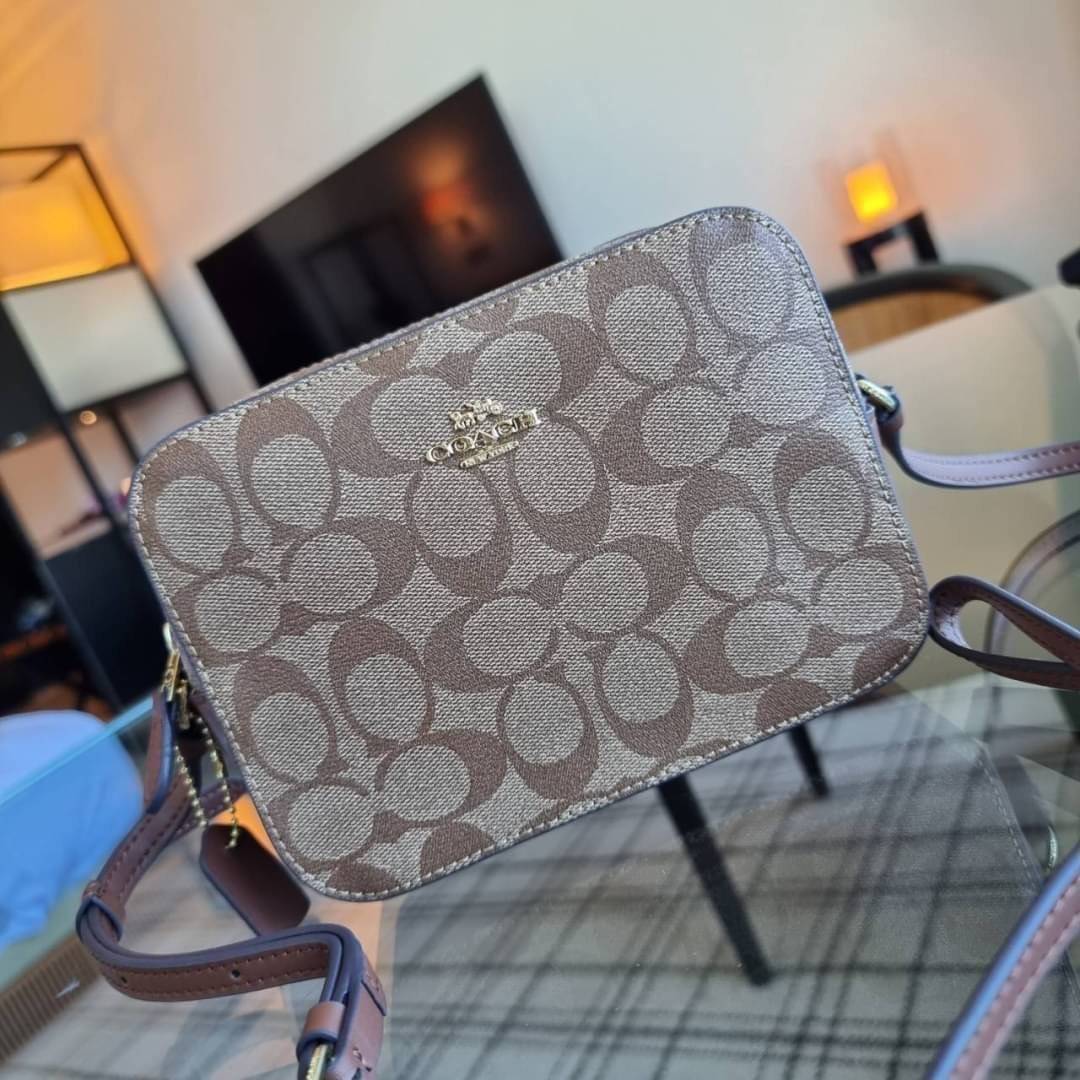 COACH 91677 MINI CAMERA BAG IN SIGNATURE CANVAS ขายดีที่สุด!! กระเป๋าสะพายข้างไซส์มินิ คลาสสิคอยู่ทรง อะไหล่ทองตัดดูหรู วัสดุหนังแคนวาสเคลือบลาย เปิด-ปิดด้วยซิป สายสะพายปรับได้ตามตัว ใบนี้แมทช์ได้ทุกลุค ใช้เป็น everyday bag ได้สบายๆเลยจ้า