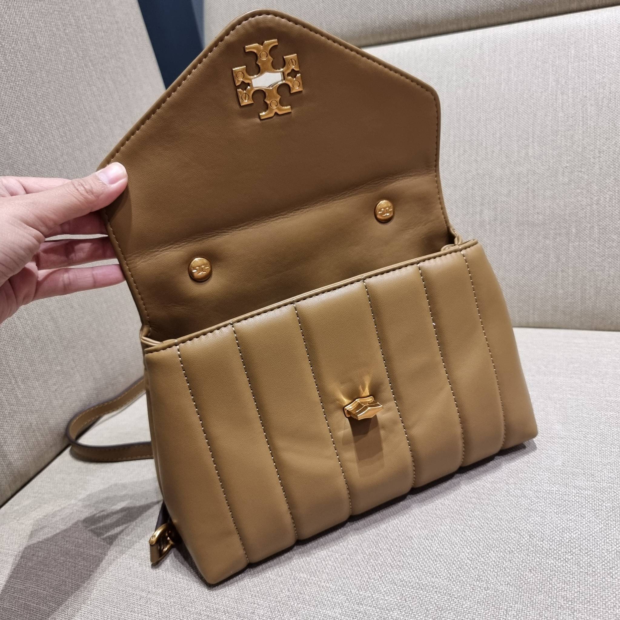 TORY BURCH KIRA QUILTED SMALL SATCHEL มาแล้วด่วนๆ!! กับคอลที่ปังไม่ไหว พร้อมเสิร์ฟสีคลาสสิค กระเป๋าถือ/สะพาย ทรงสวย สะพายคล่องตัว หนังแท้ ดีไซน์บุนวม เส้นคมสวยหรู วัสดุหนังแกะ สัมผัสดีงาม นิ่มมือ เปิด-ปิดด้วยอะไหล่บิดล็อค ภายในเป็นช่องโล่ง มีช่องซิป ใส่ขอ