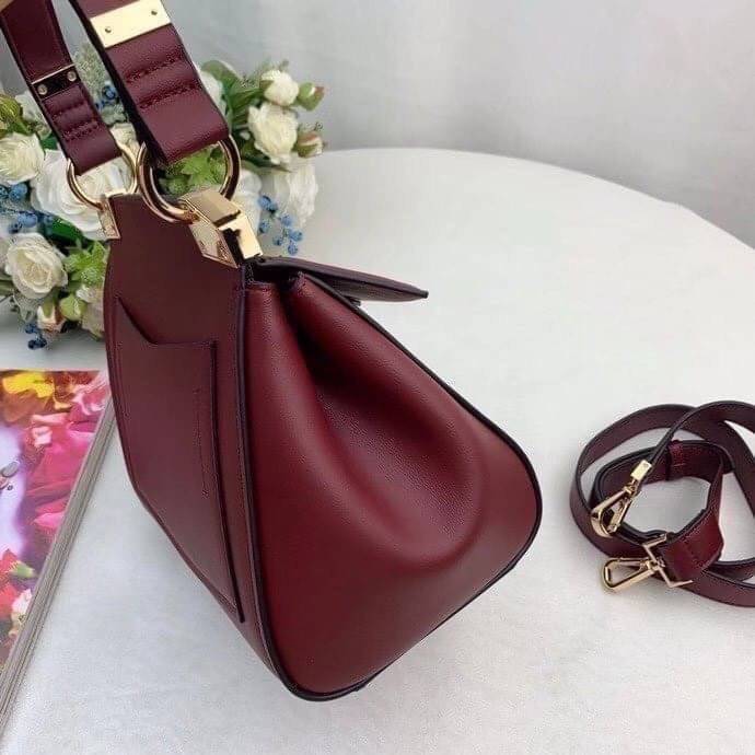 หนังแท้ Givenchy Mini Mystic Calfskin Leather Satchel / Givenchy Top Handle Bag กระเป๋ารุ่นใบใหม่จากแบรนด์หรู การออกแบบเชิงมุมโดดเด่นด้วยแผ่นปิดสามเหลี่ยมที่มีรายละเอียดพร้อมการปิดด้วยแม่เหล็ก double-G พกติดตัวไว้ที่หูหิ้วด้านบนหรือสวมสายสะพายทรงเรียวเพื่