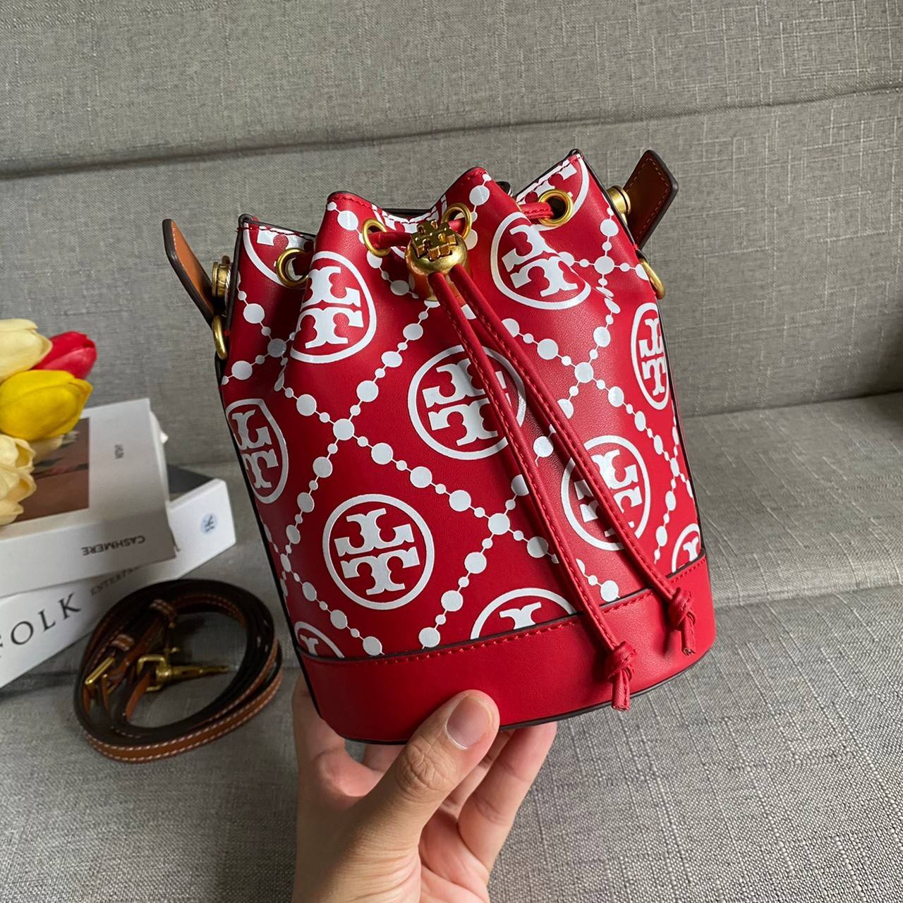 TORY BURCH T Monogram Embroidered Mini Bucket Bag ถูกหรือแพงต้องแดงไว้ก่อนเลยค่ะ ^^ กระเป๋าทรงบักเก็ตใบเล็กน่ารัก สุดหรูหรา ทรงสวย โด่ดเด่นลายพิมพ์ monogram วัสดุหนังอย่างดี เปิด-ปิดแบบหูรูด ล็อดด้วยปุ่ม อะไหล่ทองสวยงาม มาพร้อมสายยาว ปรับสายได้ ถอดสายได้ 