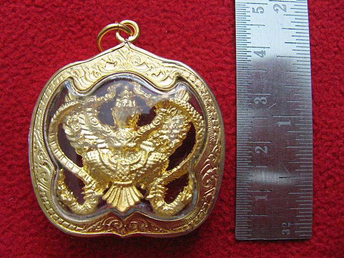 สินค้าหมดค่ะ จี้ครุฑยุดนาคเนื้อทองเลี่ยมทองไมครอนลงยาพร้อมใบคาถาค่ะ