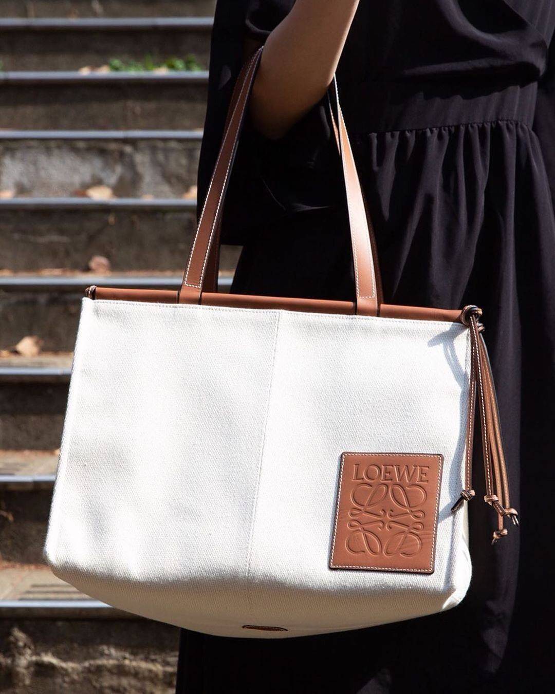 พรีเมี่ยมกิ๊ฟแท้ 100% 】LOEWE TOTE BAG VIP GIFT WITH PURCHASE (GWP) Limited Edition จาก "LOEWE PERFUME DUTYFREE" วัสดุ Canvas&Leather ใบใหญ่ น้ำหนักเบา ภายในโล่งกว้างและจุ ใส่เอกสารA4 เสื้อผ้าสัมภาระของใช้ได้เยอะจุใจ