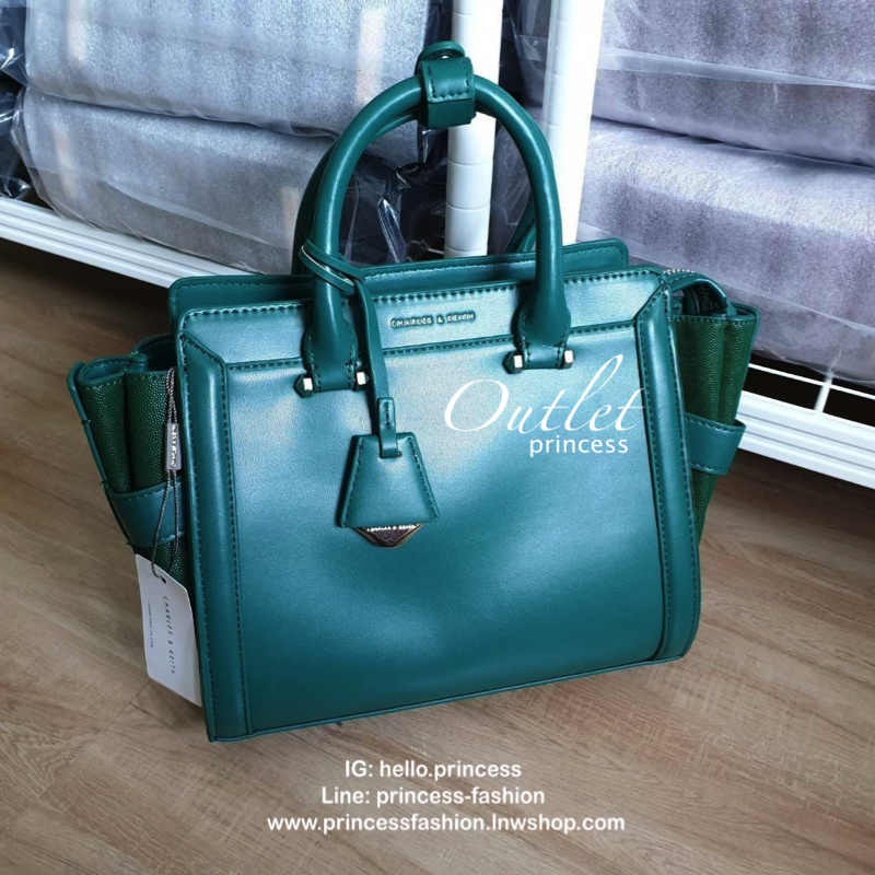 กระเป๋าถือ/สะพายข้าง ขนาดกลาง ด้านหน้าปั๊มโลโก้แบรนด์ ด้านหน้าเป็นหนังเรียบตัดกับด้านข้างเป็นหนังคาร์เวียร์ออกแบบมาให้เรียบหรู ด้านหลังมีซิป 1 ช่อง หูกระเป๋าสามารถพับลงได้ ส่วนด้านในกว้างมากค่ะ ออกแบบมาให้ใส่ของได้จุใจแบบไม่มีช่องแบ่ง มีช่องซิปด้านข้างและ