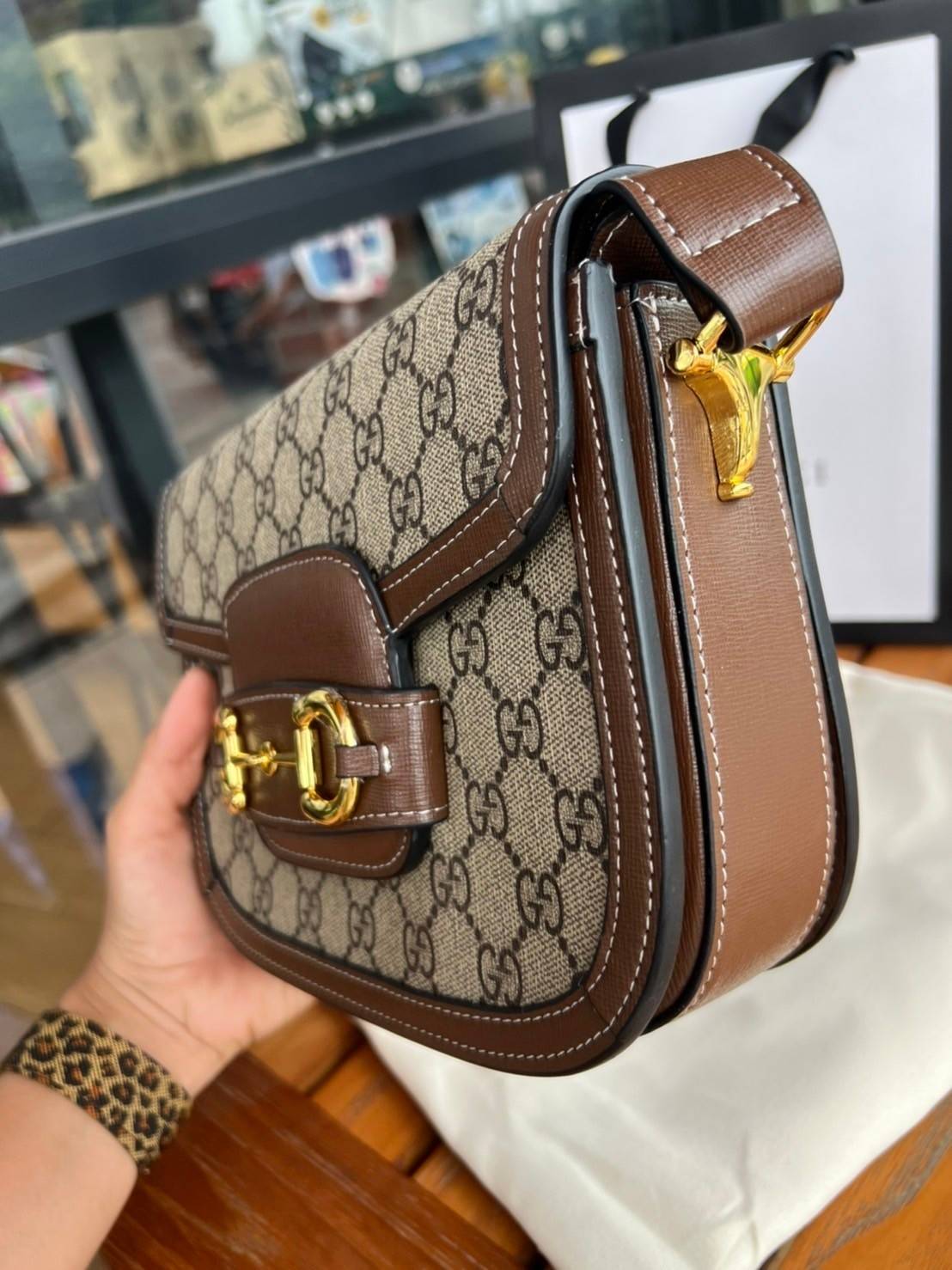 Gucci Horsebit Shoulder Bag กระเป๋าสะพายไหล่ วัสดุผ้าใบ GG Superme ตัดแต่งหนังแท้ สายสะพายไหล่ปรับระดับได้ ด้านในมี 1 ช่องซิป อะไหล่ทองหรูหรา ดาราเซเลปใช้เพียบ ไม่มีเอ๊า เรียบหรูดูแพงสุดๆค่า