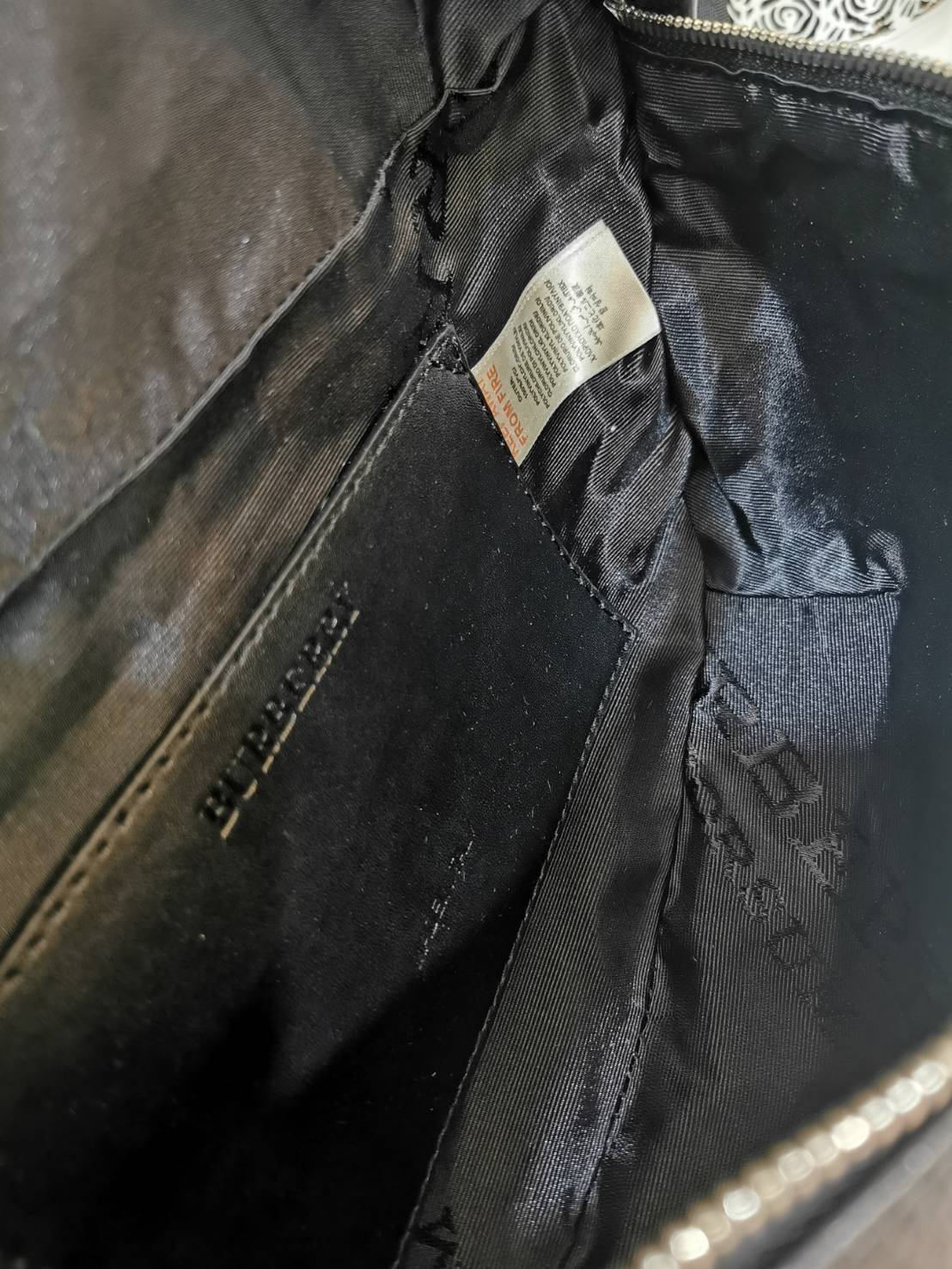 BURBERRY FRAGRANCES WAISTBAG VIP GIFT WITH PURCHASE (GWP) พรีเมี่ยมกิ๊ฟ Limited จากน้ำหอม BURBERRY วัสดุหนังแท้ CalfSkin หนังนิ่มสวยดูดีอยู่ทรงประดับโลโก้แบรนด์ด้านหน้า เปิดปิดด้วยซิปหัวซิปแบรนด์ ขนาดกำลังดี ภายในกว้างและจุค่ะ มีโลโก้ มีช่อง pocket ใช้ใส่