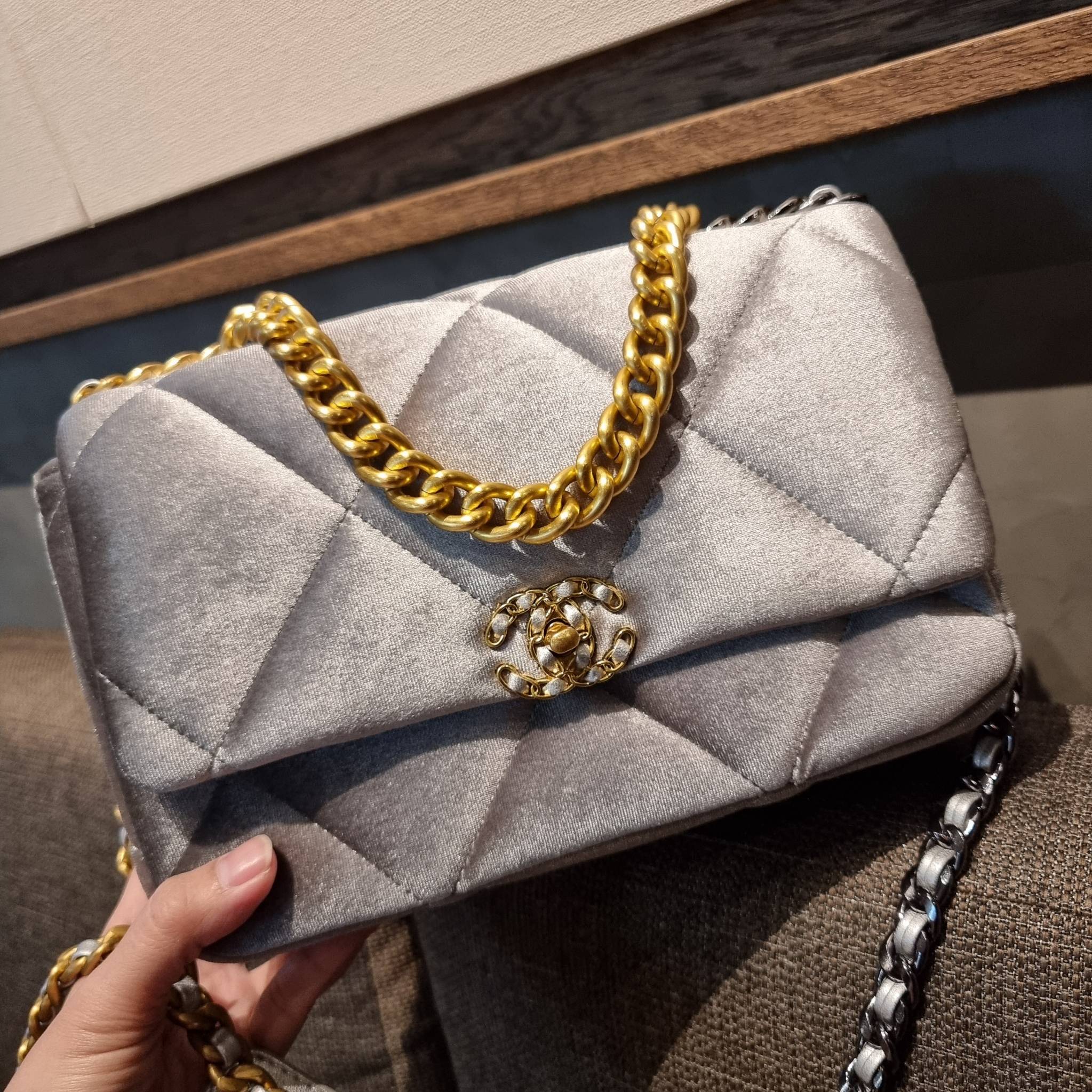 ไม่มองไม่เหลียวไม่ได้แล้ว!! ความหรูที่โดดเด่นจากผ้ากำมะหยี่ สร้างดีเทลผู้ดี ลูกคุณมากๆ Chanel vip boutique กระเป๋าสะพายจาก duty free ในราคาสุดประหยัด!! ดีไซน์เลิศ ตกแต่งด้วยโซ่ทูโทน ลงตัวแบบไม่มีที่ติ เปิด-ปิดด้วยตัวบิดล็อค ภายในโล่งกว้าง ใส่กระเป๋าสตางค์