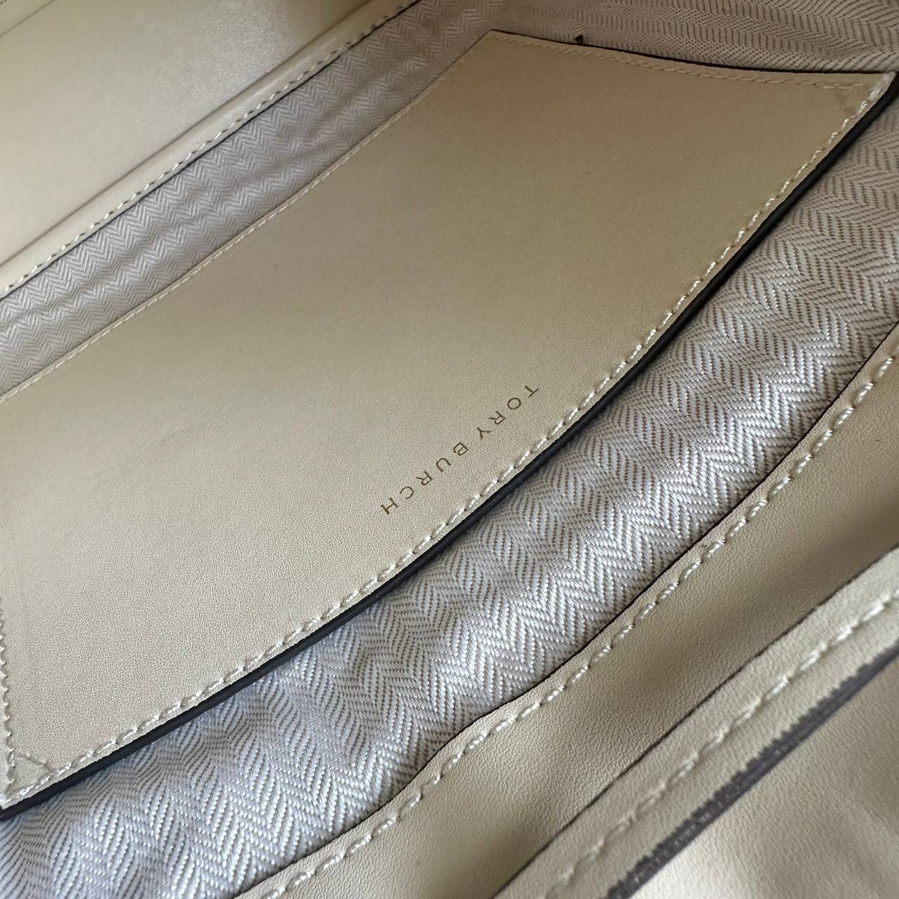 TORY BURCH T Monogram Straw Bell Bag กระเป๋าสะพายข้างรุ่นคลาสสิกที่ได้แรงบันดาลใจจากการควิลท์แบบดั้งเดิมของเพนซิลเวเนีย คอลเลกชันบ่งบอกถึงความมีสไตล์เหนือกาลเวลา รูปทรงเรียวโดดเด่น ปักทอลายแบรนด์อย่างสวยงาม เปิด ปิดด้วยเชือกรูด ด้านในช่องโล่งกว้าง ซับในผ้