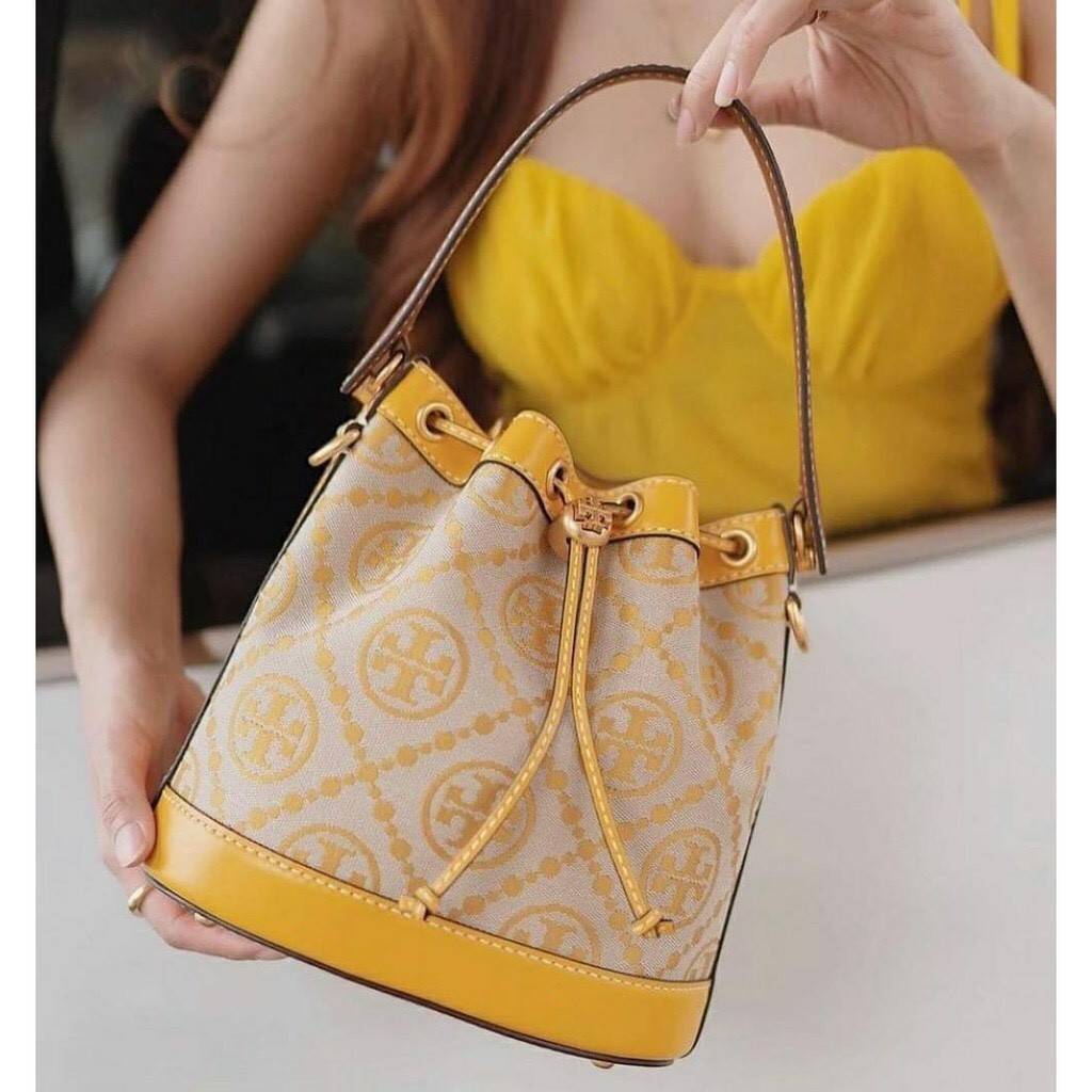ของแท้ 💯% 】Tory Burch Monogram Jacquard Bucket Bag กระเป๋าถือหรือสะพายไหล่ วัสดุผ้า Canvas โลโก้ Jacquard ทรงถัง ตั้งอยู่ทรง