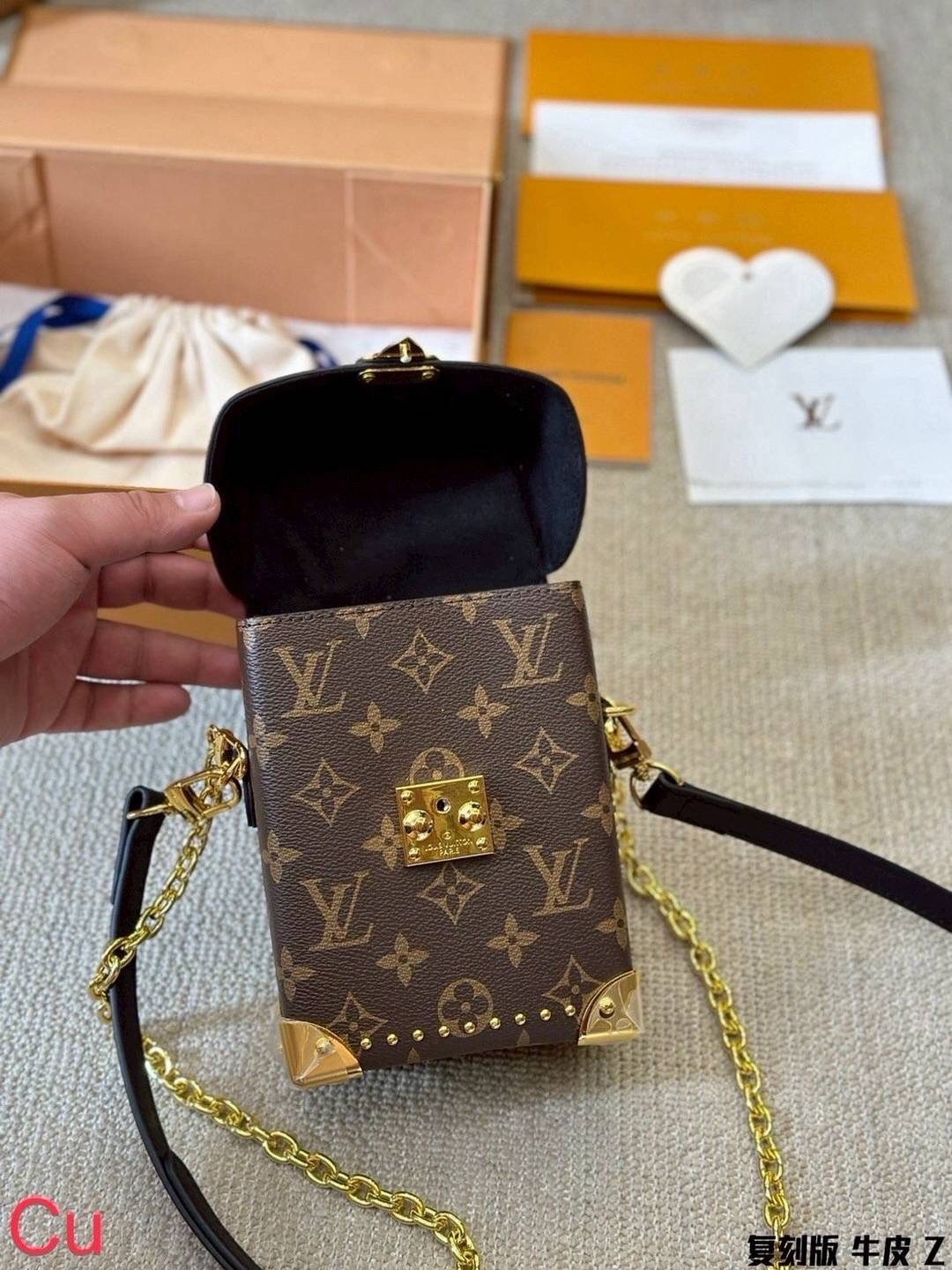 LV Camera Box bag กระเป๋าถือ/สะพายทรงกล่อง ไอเท็มหรูหราวินเทจสวยหรูทุกมุมมอง ตกแต่งเพิ่มดีเทลด้วยหมุด วัสดุหนังแคนวาสคุณภาพ มีหูจับในตัว พร้อมตอบรับได้ทุกลุค ทุกสไตล์