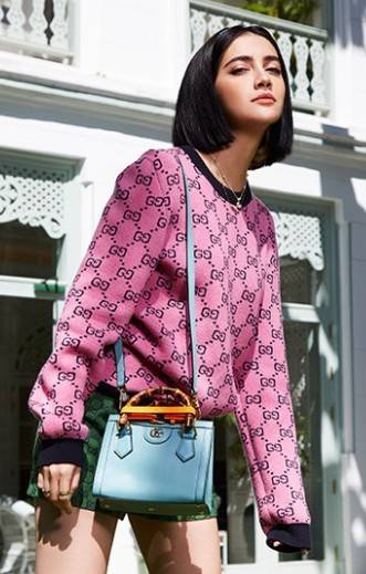 กระเป๋า GUCCI สไตล์งานหูไม้ไผ่ Size mimi รุ่น Gucci Diana Bag กระเป๋าสุดคลาสสิกดีไซน์มาใหม่พร้อมเข็ดขัดหนังสีสะท้อนแสงประดับตรงหูกระเป๋า กระเป๋าทรง tote วัสดุหนังแท้ (calfskin) อะไหล่ทอง ขนาดกำลังดี งานสวยตั้งอยู่ทรง มีสายสะพายยาว 1เส้น สามารถปรับระดับได้