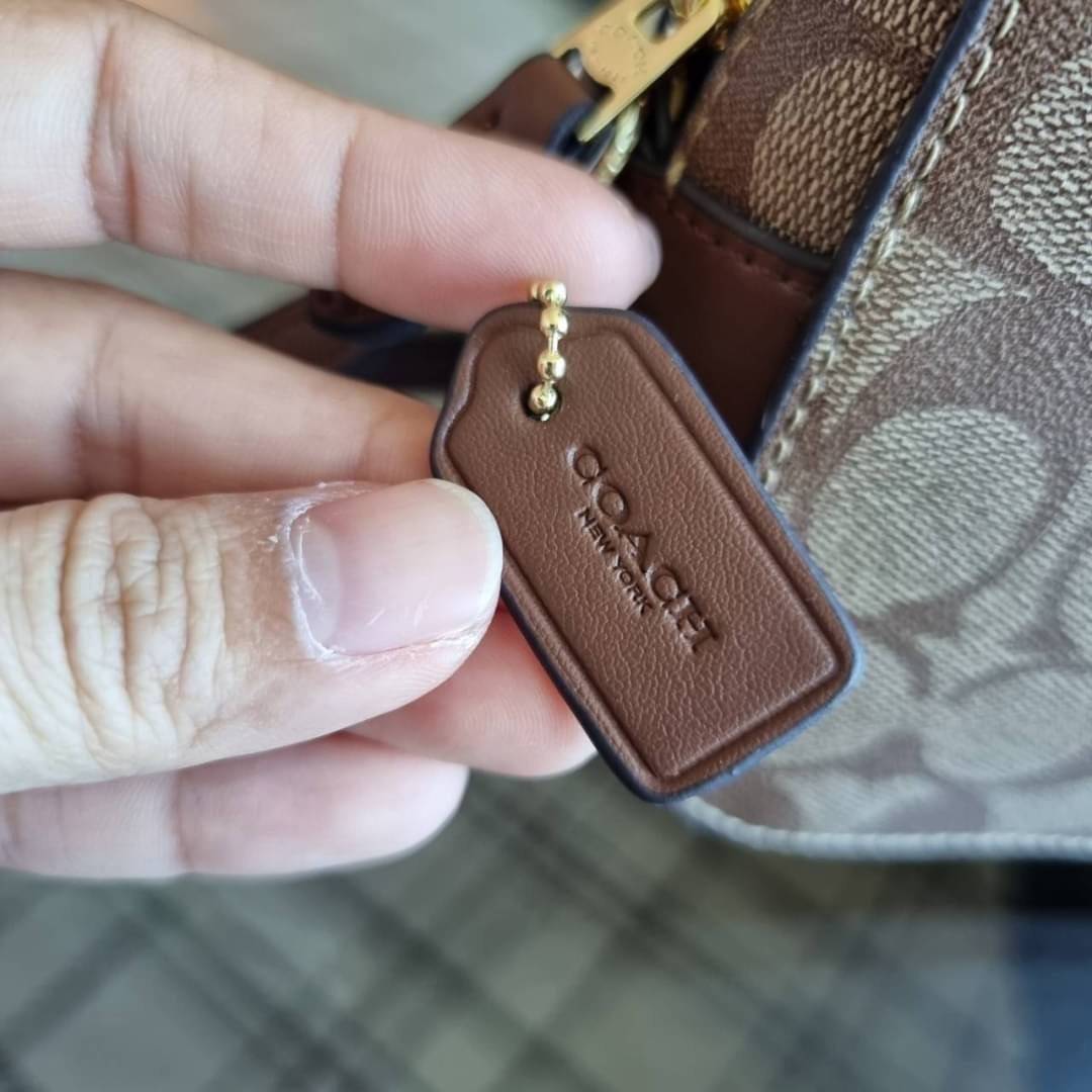 COACH 91677 MINI CAMERA BAG IN SIGNATURE CANVAS ขายดีที่สุด!! กระเป๋าสะพายข้างไซส์มินิ คลาสสิคอยู่ทรง อะไหล่ทองตัดดูหรู วัสดุหนังแคนวาสเคลือบลาย เปิด-ปิดด้วยซิป สายสะพายปรับได้ตามตัว ใบนี้แมทช์ได้ทุกลุค ใช้เป็น everyday bag ได้สบายๆเลยจ้า
