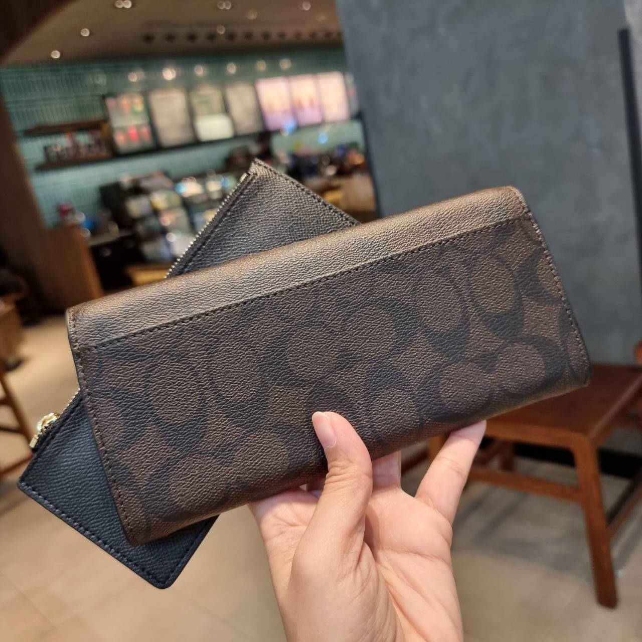 COACH F52601 POP SLIM ENVELOPE WALLET IN SIGNATURE รุ่นขายดี ขายหมด!! รุ่นหายาก!! เติมสต็อคจ้า!! กระเป๋าสตางค์รุ่นฝาพับ ดีไซน์เรียบหรู คลาสสิค ใช้งานง่ายและสะดวกมากๆ ด้วยซองซิปที่เสียบด้านหลัง ถอดแยกออกมาใช้ได้ หรือเอาออก พกกระเป๋าเดี่ยวๆก็ได้ ถือใบนี้ดูไ