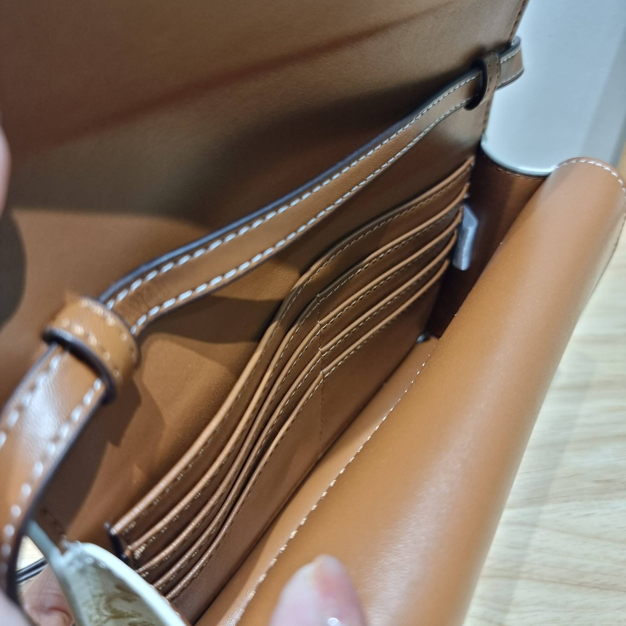 CELINE WALLET ON STRAP IN TRIOMPHE CANVAS AND LEATHER อีกหนึ่งรุ่นยอดนิยม กระเป๋าสะพายกึ่งคลัทช์ ในรูปแบบกระเป๋าสตางค์ ให้พกพาได้ง่าย ใส่ของสำคัญ มือถือ หรือบัตรต่างๆได้