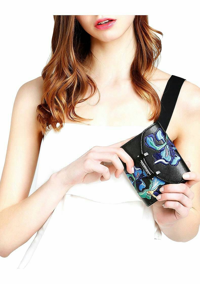 CHARLES &. KEITH Embroidery Short wallet BEST SELLER กระเป๋าสตางค์ใบสั้น 3 แบบพับ งานปัก ด้านหน้าสวยมาก เปิดปิดกระเป๋าแบบแม่เหล็ก ด้านในมี กระเป๋าซิป แยกออกมาใช้งานได้ มีช่องใส่นามบัตร และ ช่องใส่ธนบัตรค่ะ