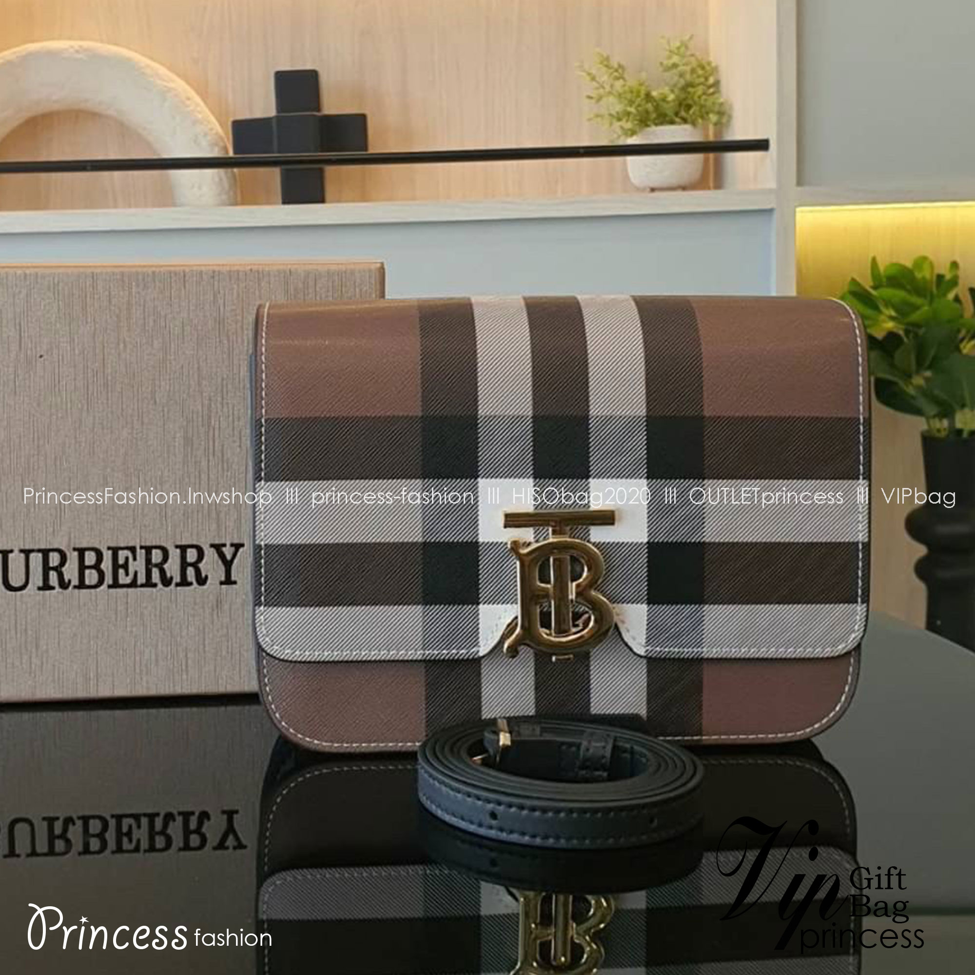 BURBERRY FRAGRANCES CROSSBODY BAG / BURBERRY FRAGRANCES QUITED LAMBSKIN BAG ตัวกระเป๋าเป็นหนัง Lambskin นิ่มสวยหรูดูดี เปิดปิดด้วยฝาปิดสัญลักษณ์รูปตัว B ภายในโล่งกว้าง