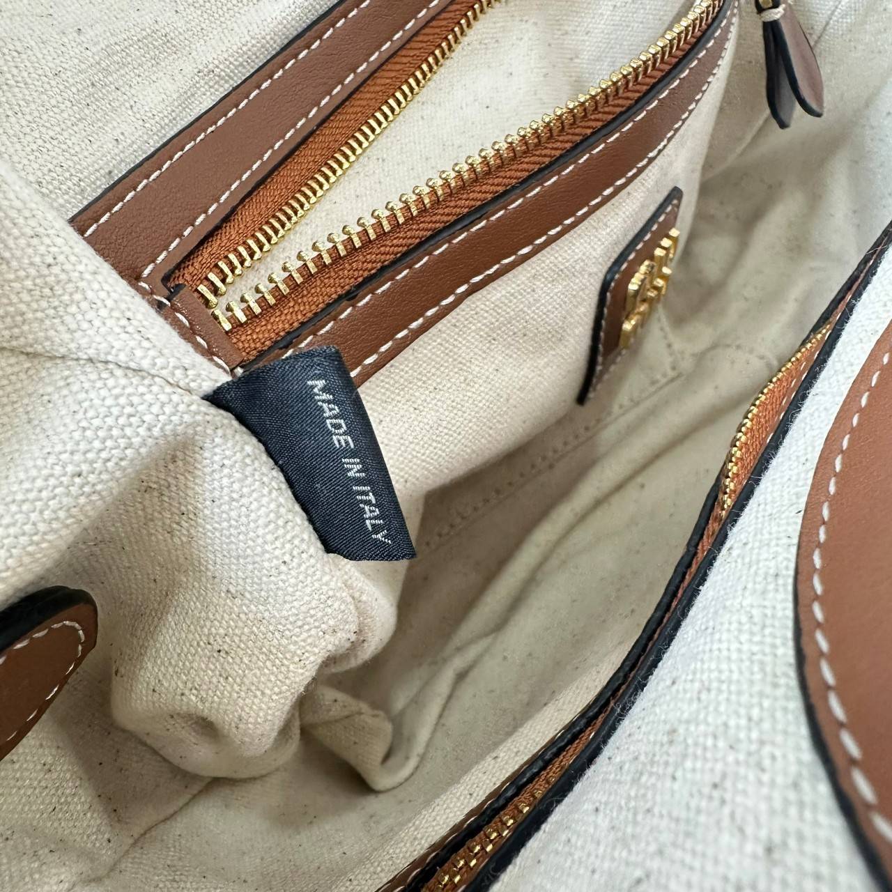 MIU MIU IVY CANVAS BAG / MIU MIU TOTE IVY MINI กระเป๋าถือหรือสะพายข้างทรงโท้ท รูปทรงทันสมัยน่ารัก สวยหรูมากๆคะ