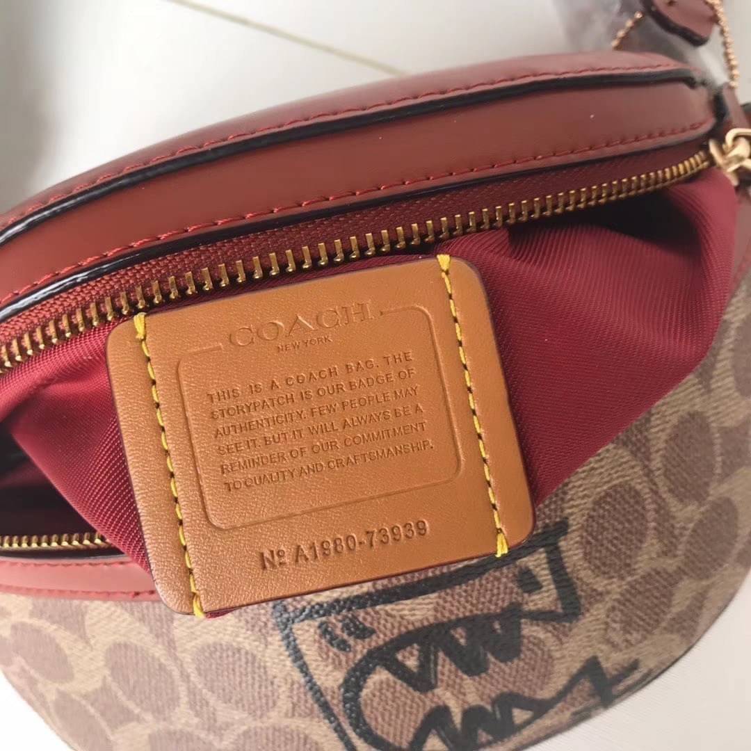 LIMITED EDITION !! COACH BELT BAG IN SIGNATURE WITH REXY BY GUANG YU กลับมาอีกครั้งกับ Coach X Disney สวยงามมากๆค่ะ คาดอก คาดเอวได้ ลาย C ตัดขอบหนังเรียบ มีช่องซิปทั้งหน้า//หลัง ใส่มือถือได้ทุกรุ่น;พาสปอร์ตได้ ;กระเป๋าเงินใบกลางได้;อื่นๆจำเป็นได้ครบค่ะ.