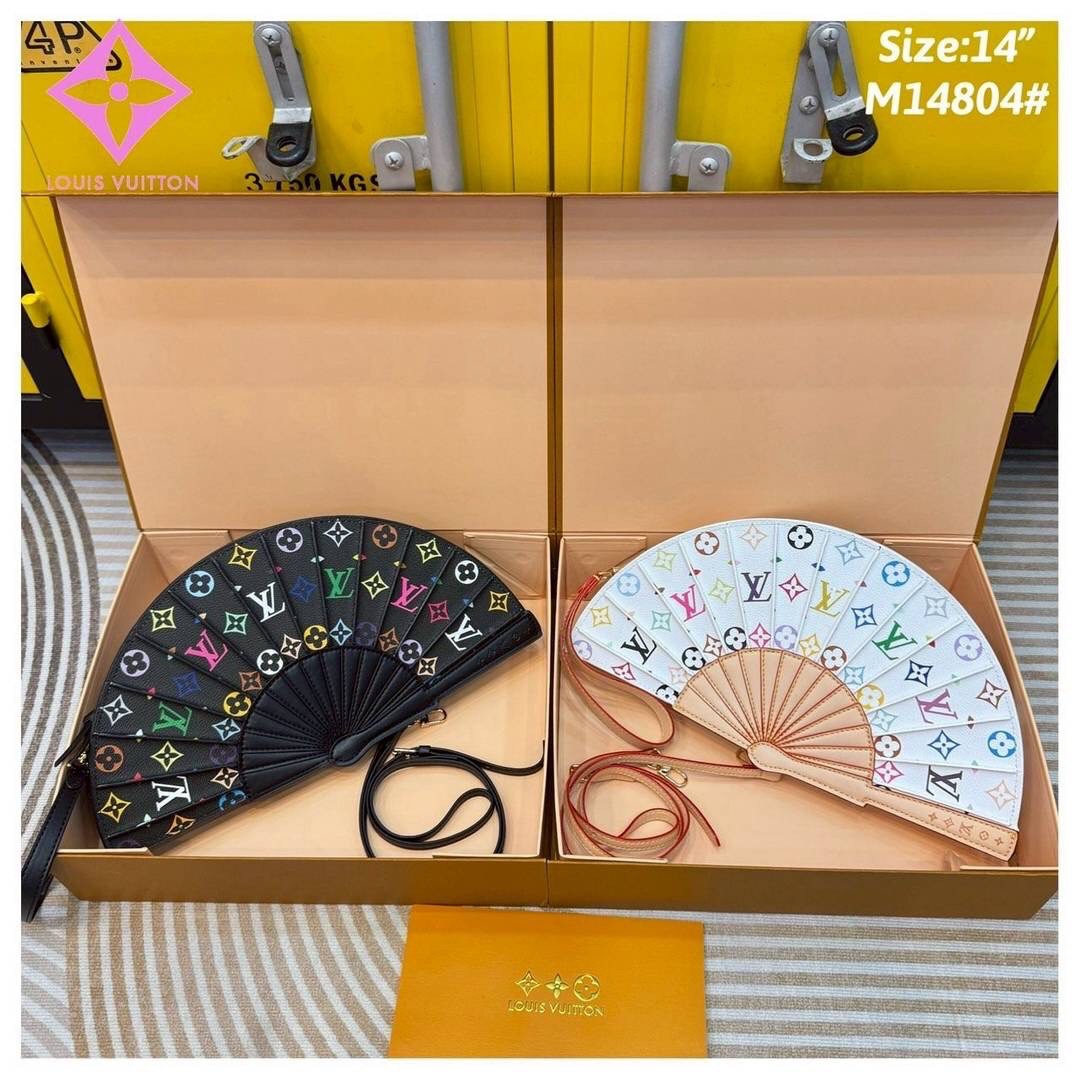 LV Fan Clutch Bag Monogram Flower กระเป๋าทรงคลัชรูปทรงคล้ายพัดพับได้ ดีไซน์น่ารักสดใส ใหม่ล่าสุด โดดเด่นไม่เหมือนใคร