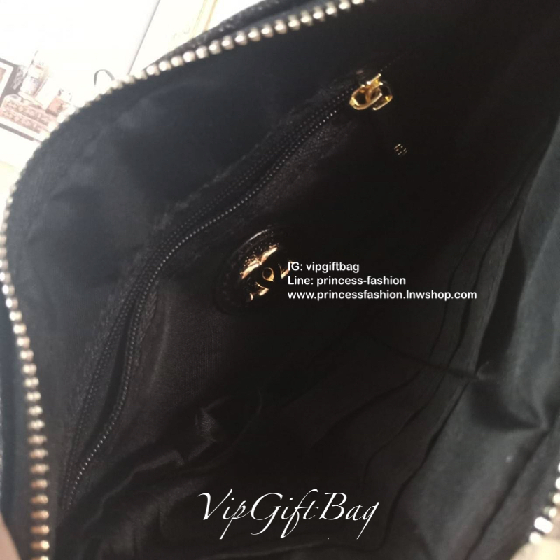 รุ่นใหม่ล่าสุด ที่สาวๆหลายคนรอคอย! *ใบเล็กน่ารัก *หนังคาเวียร์แน่น กับ CHANE VIP GIFT PURSE BAG กระเป๋าคล้องมือ ทรงสวย ขนาดกะทัดรัด จากงาน VIP GIFT รุานหายาก วัสดุหนังคาเวียร์สุดหรูเปิดปิดด้วยซิปอะไหล่ทอง ประดับโลโก้ ด้านในใส่กระเป๋าสตางค์สั้ร มือถือ ipho