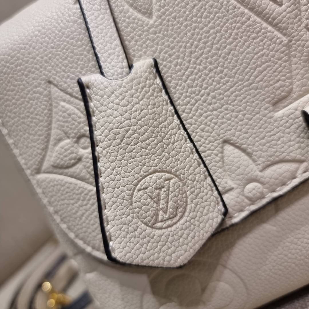 VIP 🥂 LV MADELEINE BAG ใหม่ล่าสุด อีกหนึ่งรุ่นคลาสสิคหายาก ที่สาวๆรอคอย กระเป๋าถือ/สะพายข้าง ดีไซน์เรียบง่าย แต่เต็มไปด้วยดีเทลความหรู วัสดุหนังวัวปั๊มลายเอกลักษณ์ เปิด‐ปิดด้วยอะไหล่กดล็อคสีทองหรู และมีพวงหนังห้อยพิเศษแถมมาให้ด้วย ภายในแบ่งสัดส่วน