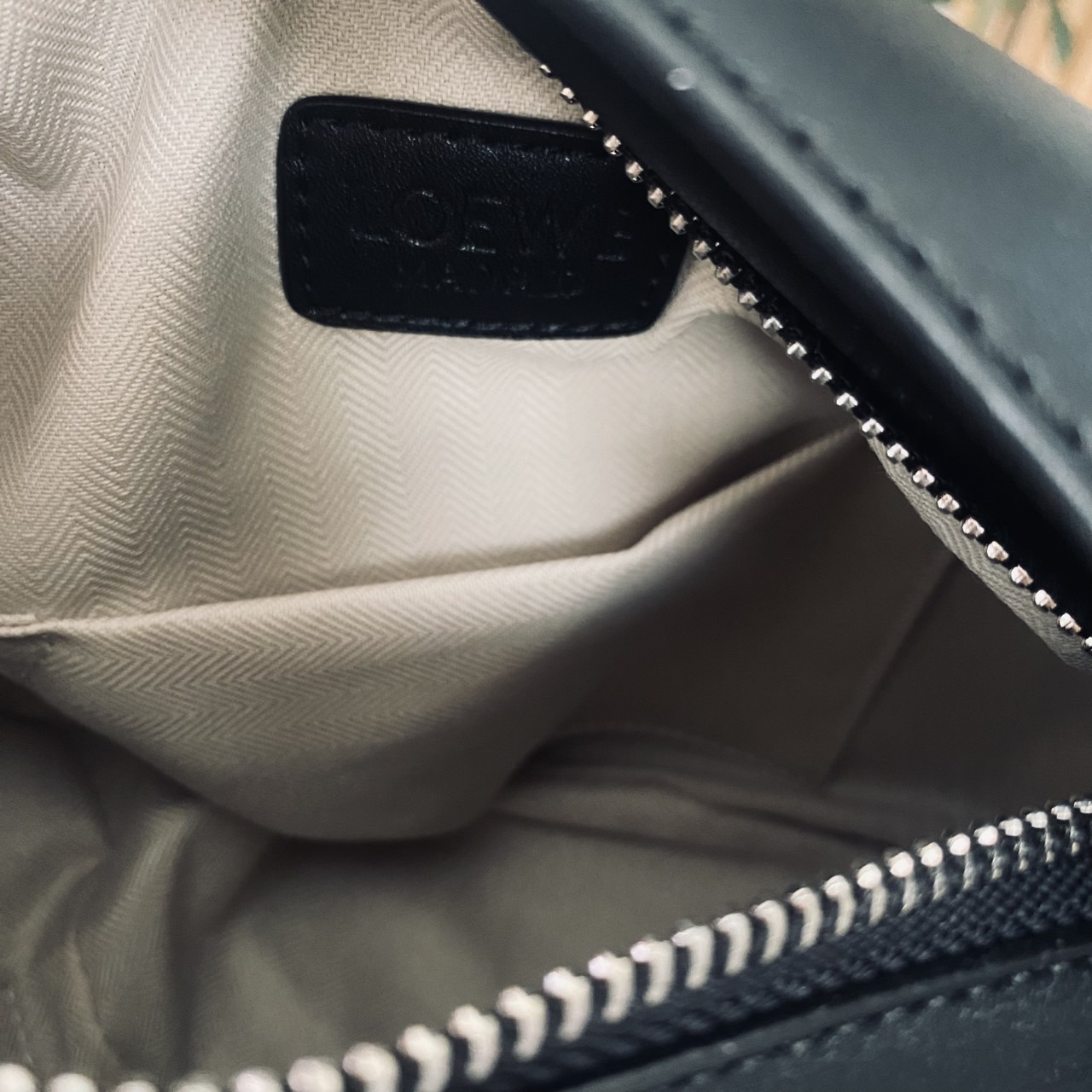 LOEWE Puzzle bag in smooth leather กระเป๋าสะพายทรงกล่องเรียบแต่หรูคูลและเท่ห์ สุดยอดแบรนด์ที่ดีไซน์เป็นเอกลักษณ์ โดดเด่น สไตล์พัซเซิล ใช้ได้ทั้งชายหญิง