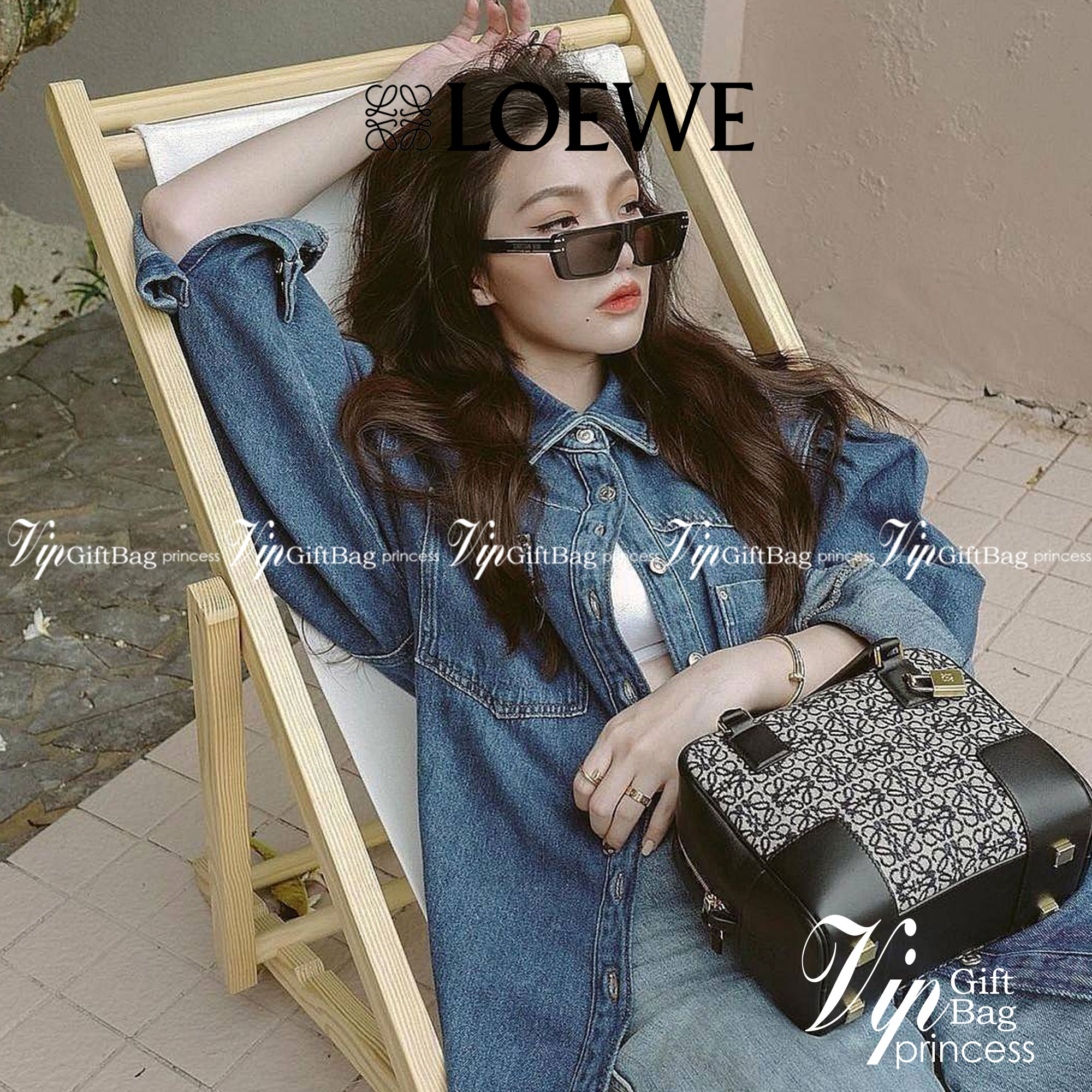 LOEWE ANAGRAM BAG VIP GIFT WITH PURCHASE (GWP) ไอเท็มใหม่! ดีไซน์สวยหรูคงเอกลักษณ์ด้วยวัสดุ Anagram Canvas Jacquard Fabric ผสมผสานหนังแท้ Calfskin ลงตัวสุดคลาสสิค เปิดปิดด้วยซิปแบรนด์อะไหล่ทองขนาดกำลังดี น้ำหนักเบา ใส่กระเป๋าสตางค์ใบยาว มือถือ ของใช้ได้เย