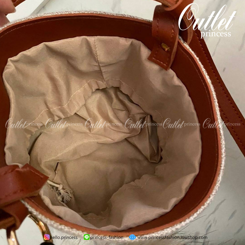 สวยมาก KEEP ‘ Vitamin Sea ‘ Col.3 ทรงถังน่ารักมาก สไตล์ Casual ดูดี สุดๆ ตัดขอบหนังสีน้ำตาล ทรงน่ารัก ด้านในมีถุงผ้าใบเล็กใส่ของได้อีกชั้น ดีไซน์รูปแบบสวย *ดีต่อใจ ใครชอบทรงนี้ห้ามพลาดเลยน๊า 😁❤️ ถือเที่ยว ไปทะเลก้อสวยสุดๆ