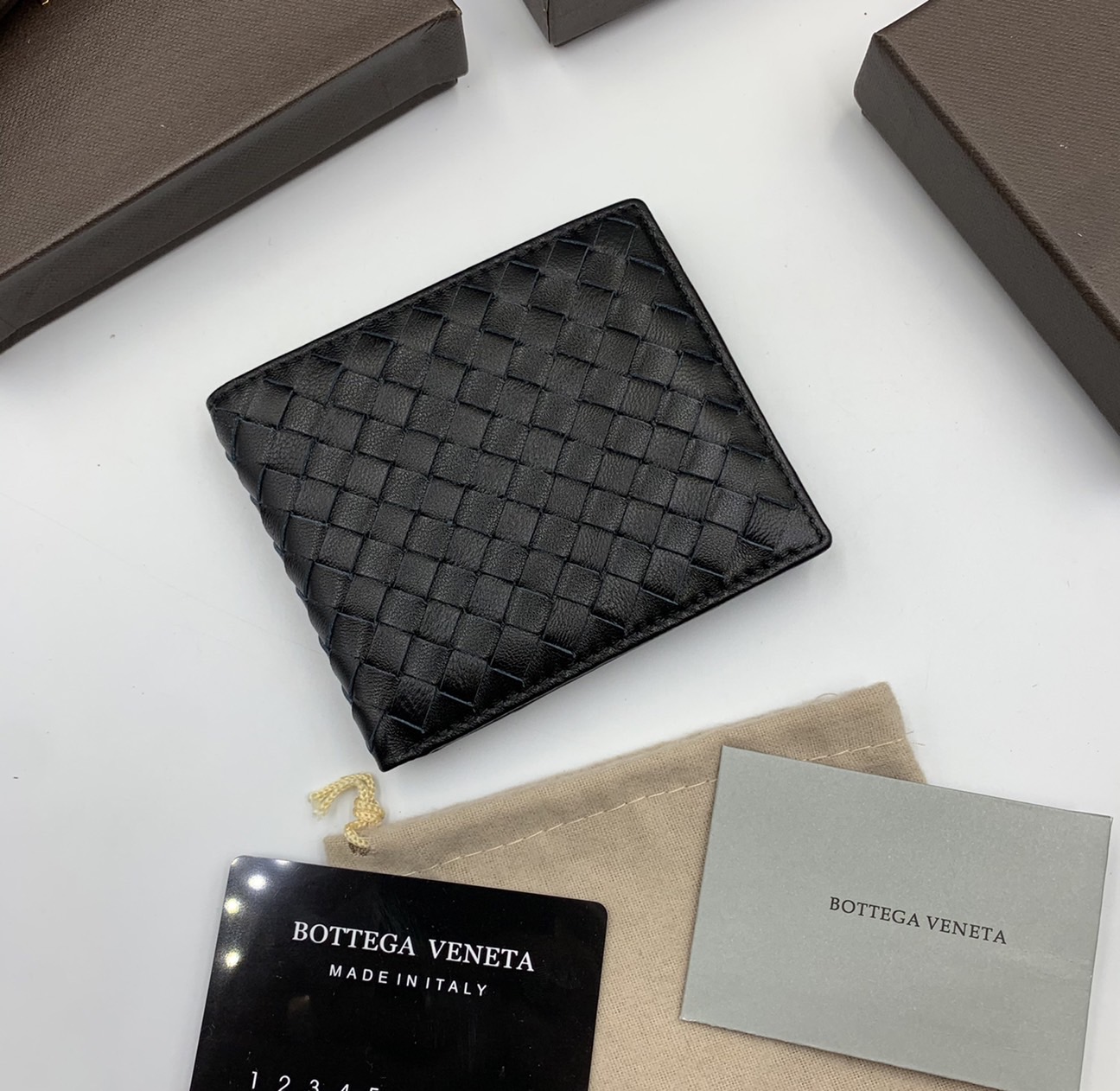 หนังแท้ BOTTEGA VENETA WALLET / BV Wallet พร้อมส่งที่ไทย กระเป๋าสตางค์ใบสั้นคุณผู้ชาย รุ่นตามหา มาเท่าไหร่ไม่เคยพอเลยค่า เป็นรุ่นคลาสสิกที่หยิบมาใช้งานได้บ่อยที่สุด งานหนังลูกวัวแท้ทั้งใบ ใช้ทนทานได้นาน ใช้ทนทานได้นานภาพสินค้าถ่ายจากงานขายจริง ใช้งานต่างป
