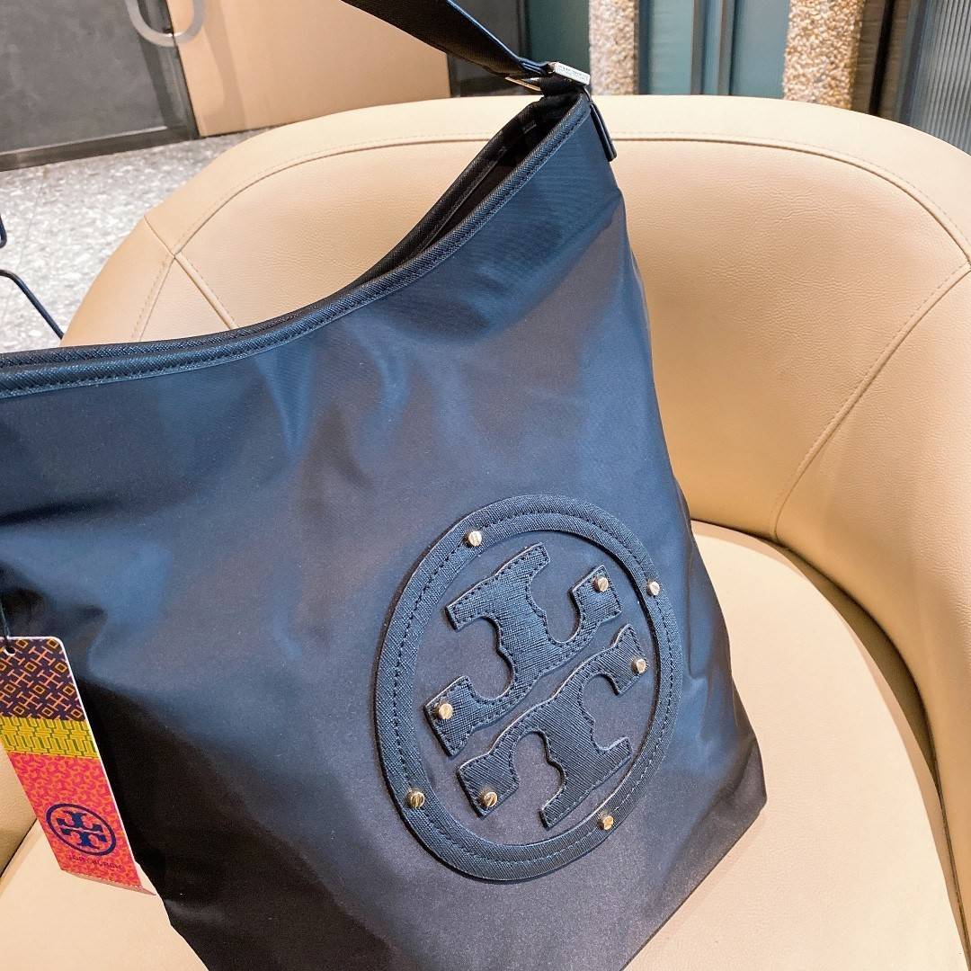TORY BURCH STACKED NYLON LOGO BAG กระเป๋า BUCKET TOTE วัสดุ NYLONทั้งใบตัดด้วยหนังสังเคราะห์ลาย SAFFIANO
