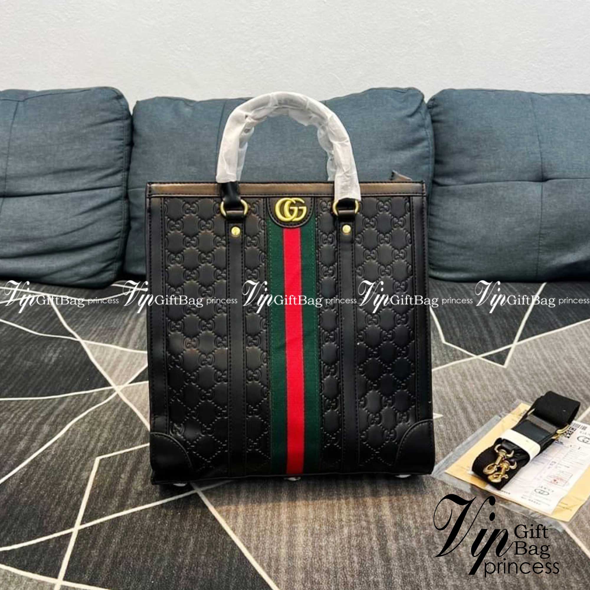 GUCCI Ophidia medium tote bag / GUCCI Tote Bag กระเป๋าทรงโท้ท รูปทรงสวย ที่จับโค้งมนสามารถถือหรือสะพายครอสบอดี้ได้ ภายในโล่งกว้าง จุของได้เยอะ พร้อมสายสะพายข้าง ถอด-ปรับระดับได้ ใช้ได้ทั้งชายหญิง