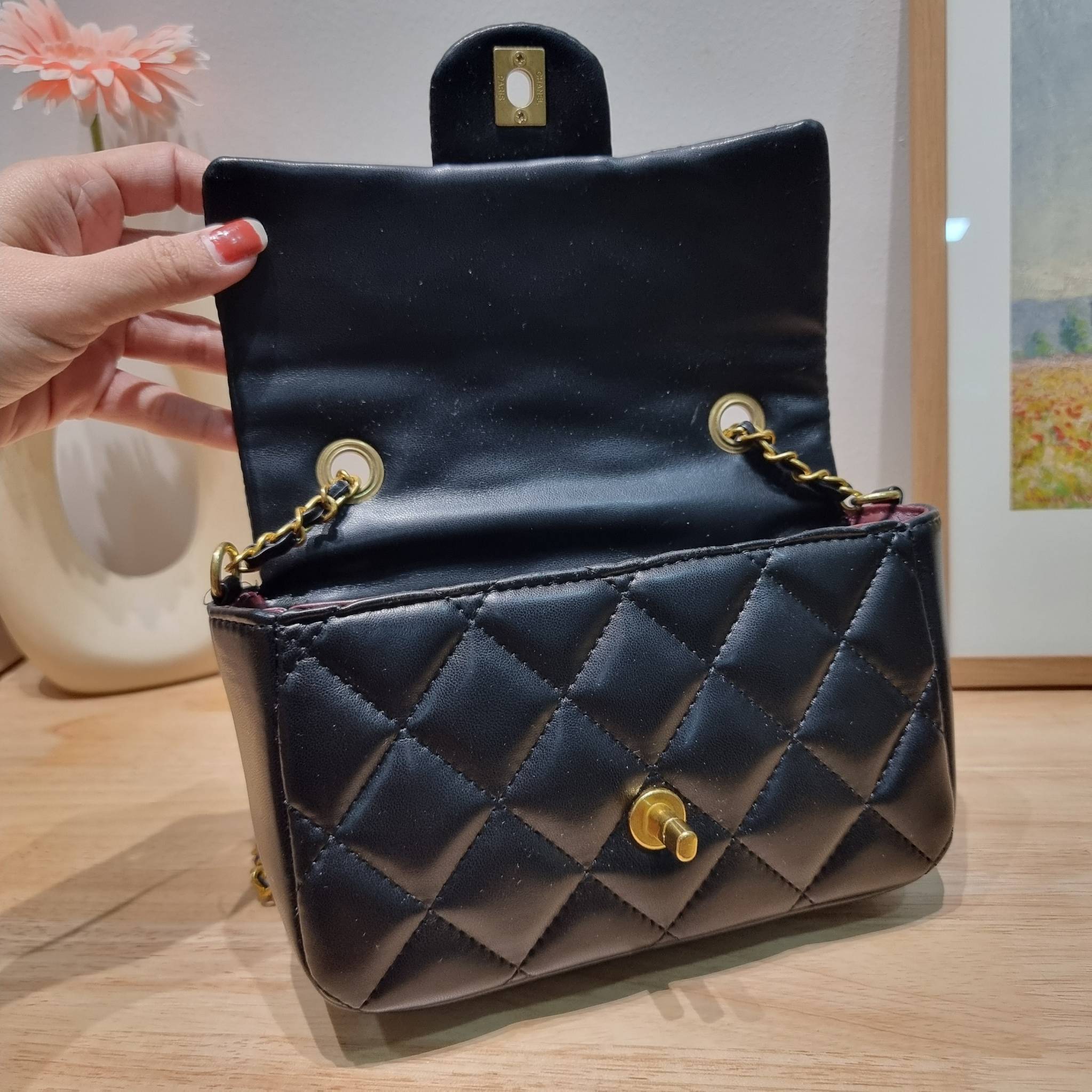 CHANEL GIFT SET สุดหรูชวนให้สะสมส่งท้ายปี กับไอเท็มลิมิเต็ดและ best seller พร้อมเสิร์ฟครบชุด สุดคุ้ม มาพร้อมกระเป๋าสะพายถึง 2 ใบ เด็ดทั้งคู่ๆ วัสดุหนังวัว และยังไม่พอ มีกระเป๋าสตางค์แถมให้ไปอีก 1ใบ สวยครบจบในเซ็ทเดียว!!