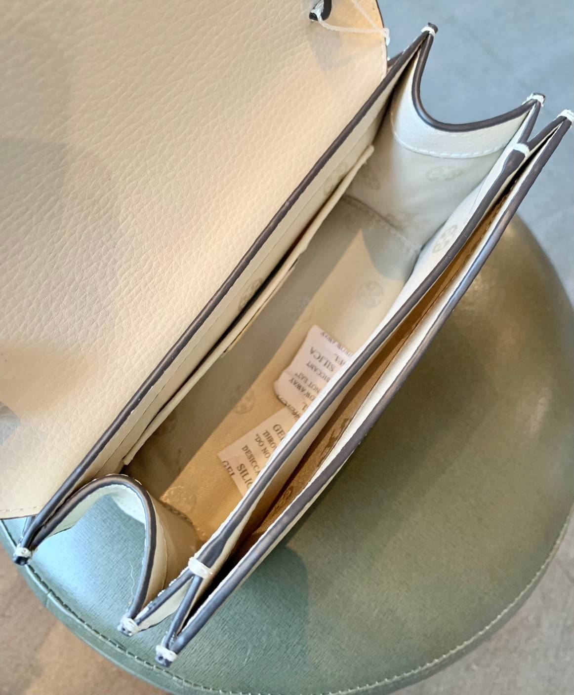 TORY BURCH BRLTTEN SMALL SADDLE BAG / Tory Burch Britten Flap Shoulder Bag กระเป๋าสะพายข้าง วัสดุหนังแกะแท้ ด้านหน้าประดับโลโก้แบรนด์ เปิด-ปิดกระเป๋าแบบกระดุมแป็กแม่เหล็กแน่นหนา ภายในมีช่องหลัก ใส่กระเป๋าเงินใบกลาง มือถือได้ทุกรุ่น มีช่องแยกใส่ของจุกจิกอี